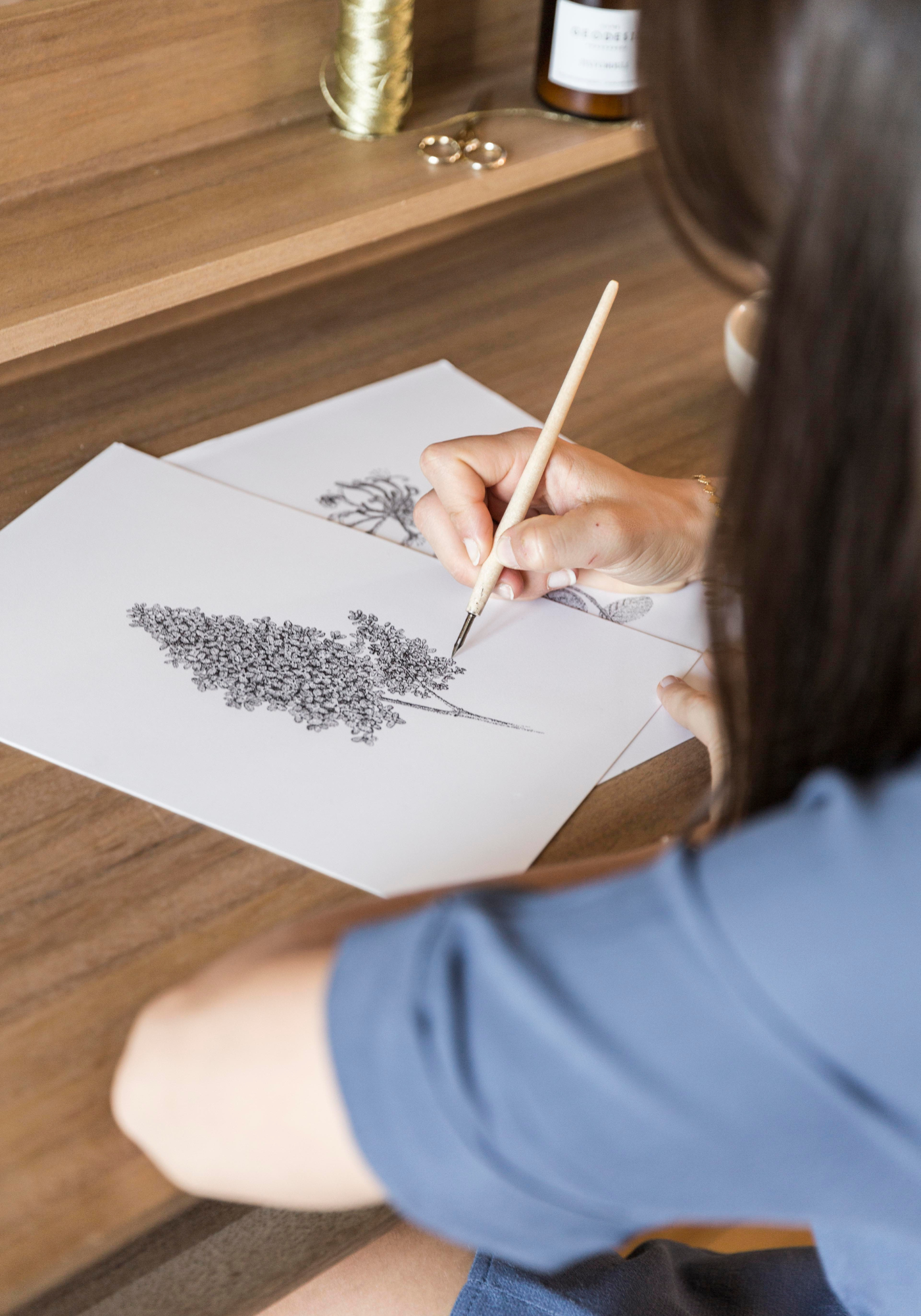 Portrait de Pauline créatrice de Pablo est une fille, dessinant
