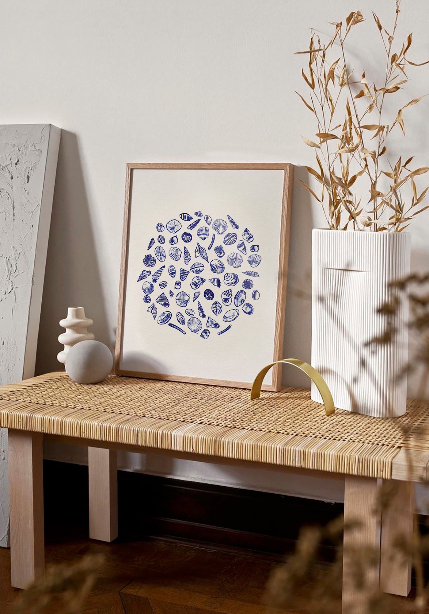 L'affiche illustration coquillages en 21x30 cm de chez Studio Topo sur un banc en bois