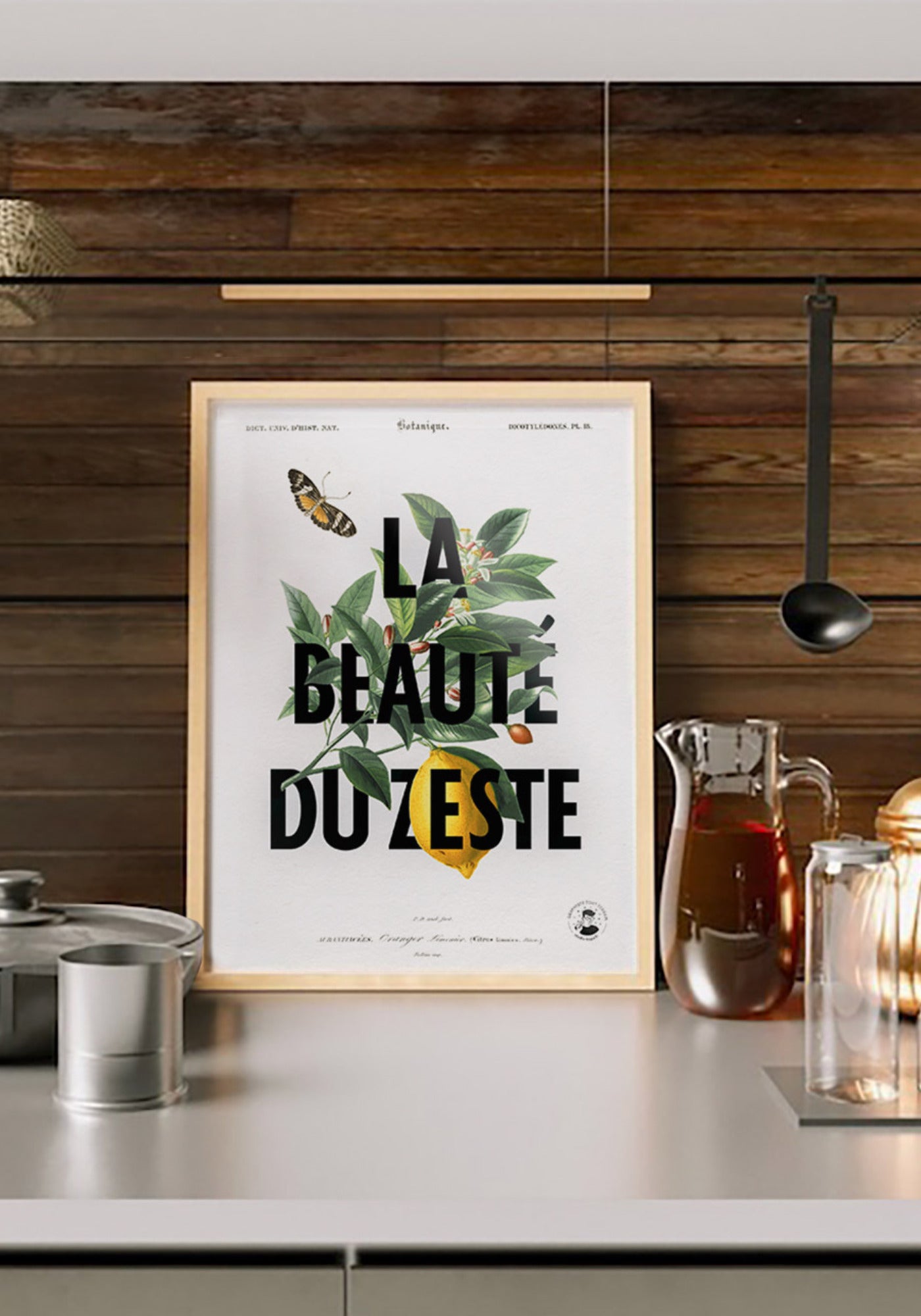 L'affiche illustration et typographie "La beauté du zeste" en 21x30 cm et 30x40 cm de chez Studio Topo posée sur un plan de travail