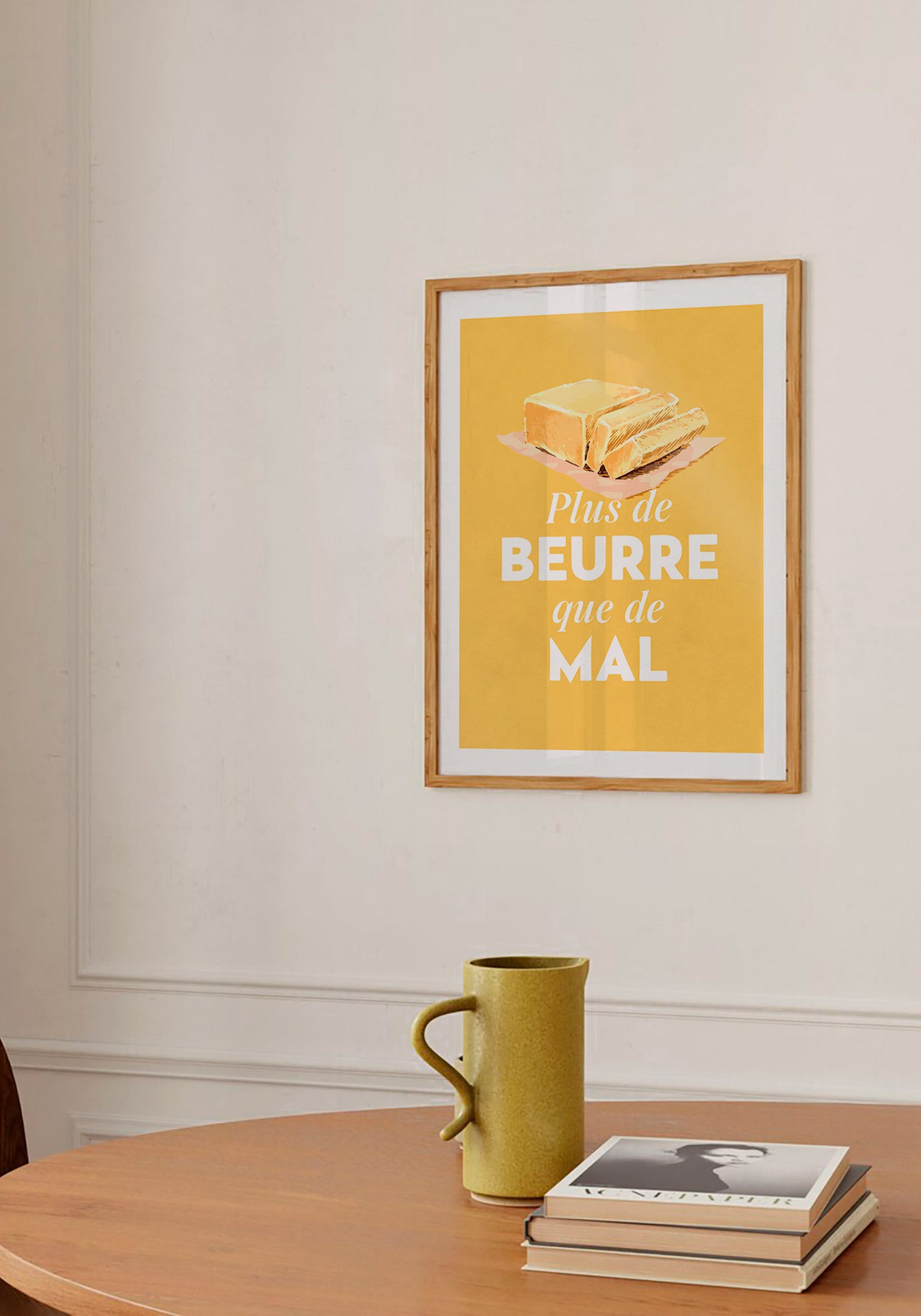 L'affiche illustration et typographie "Plus de beurre que de mal" en 21x30 cm de chez Studio Topo accrochée au mur