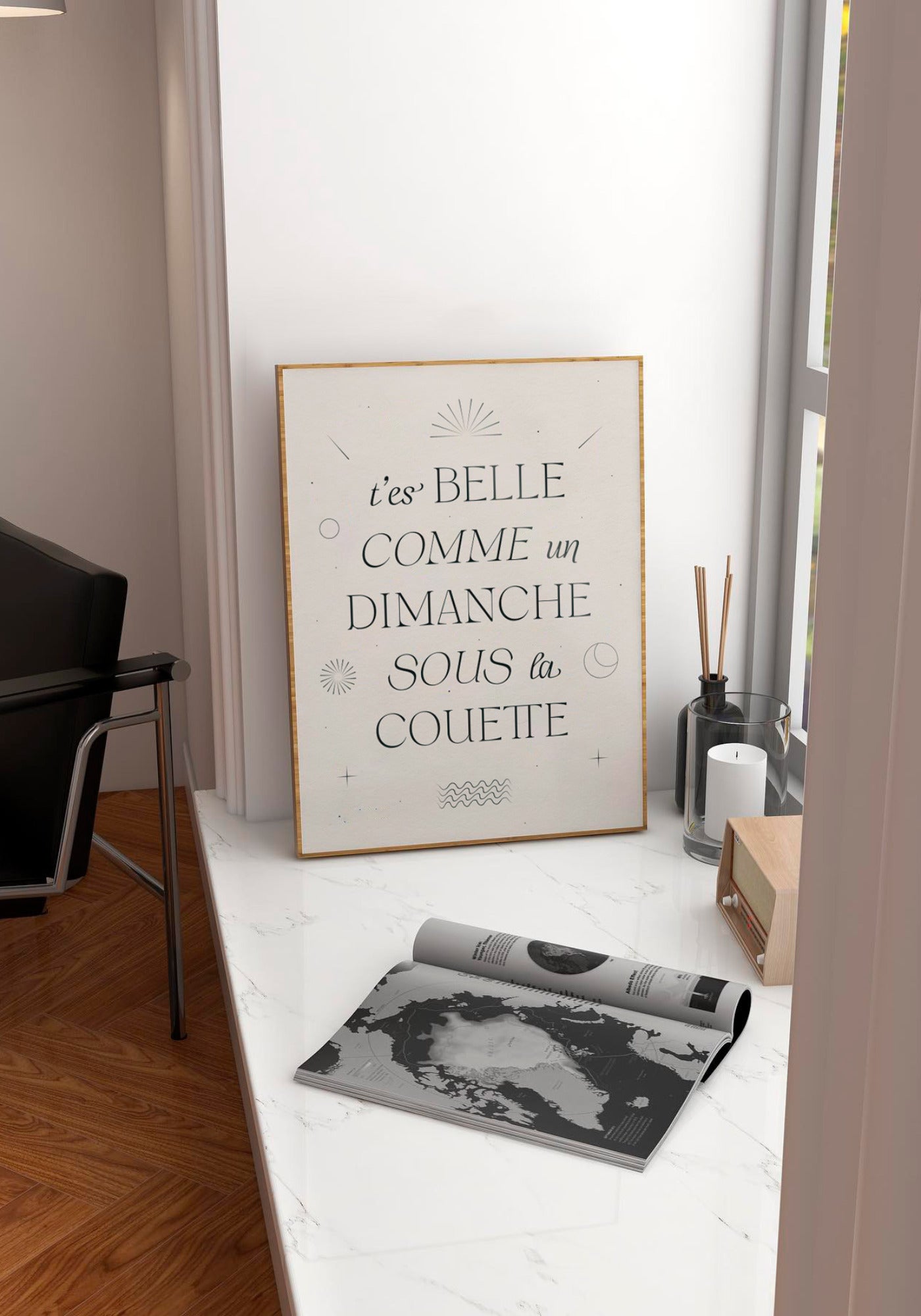 L'affiche typographique "T'es belle comme un dimanche sous la couette" en 21x30 cm de chez Studio posée sur un rebord de fenêtre