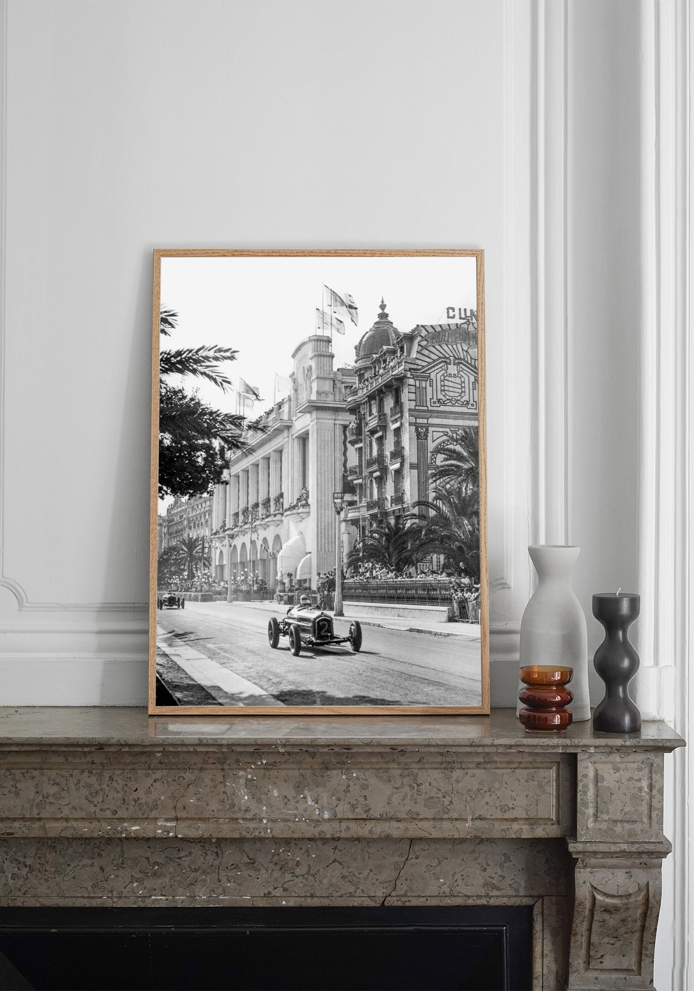 L'affiche Grand Prix de chez David and David Studio posée sur une cheminée