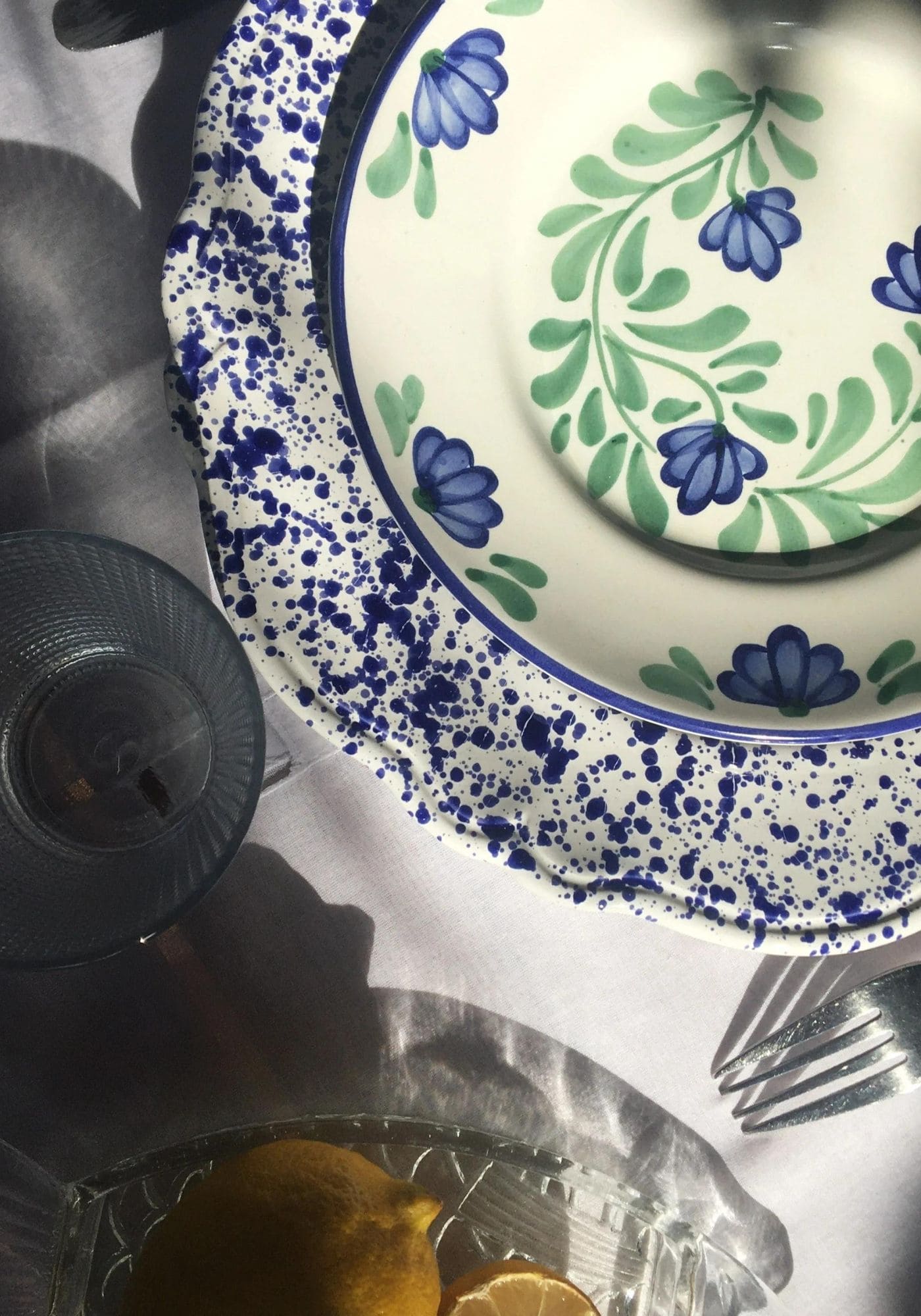 Photo inspiration art de la table avec l'assiette schizzi vintage bleue assortie avec un autre modèle d'assiette de chez Molleni