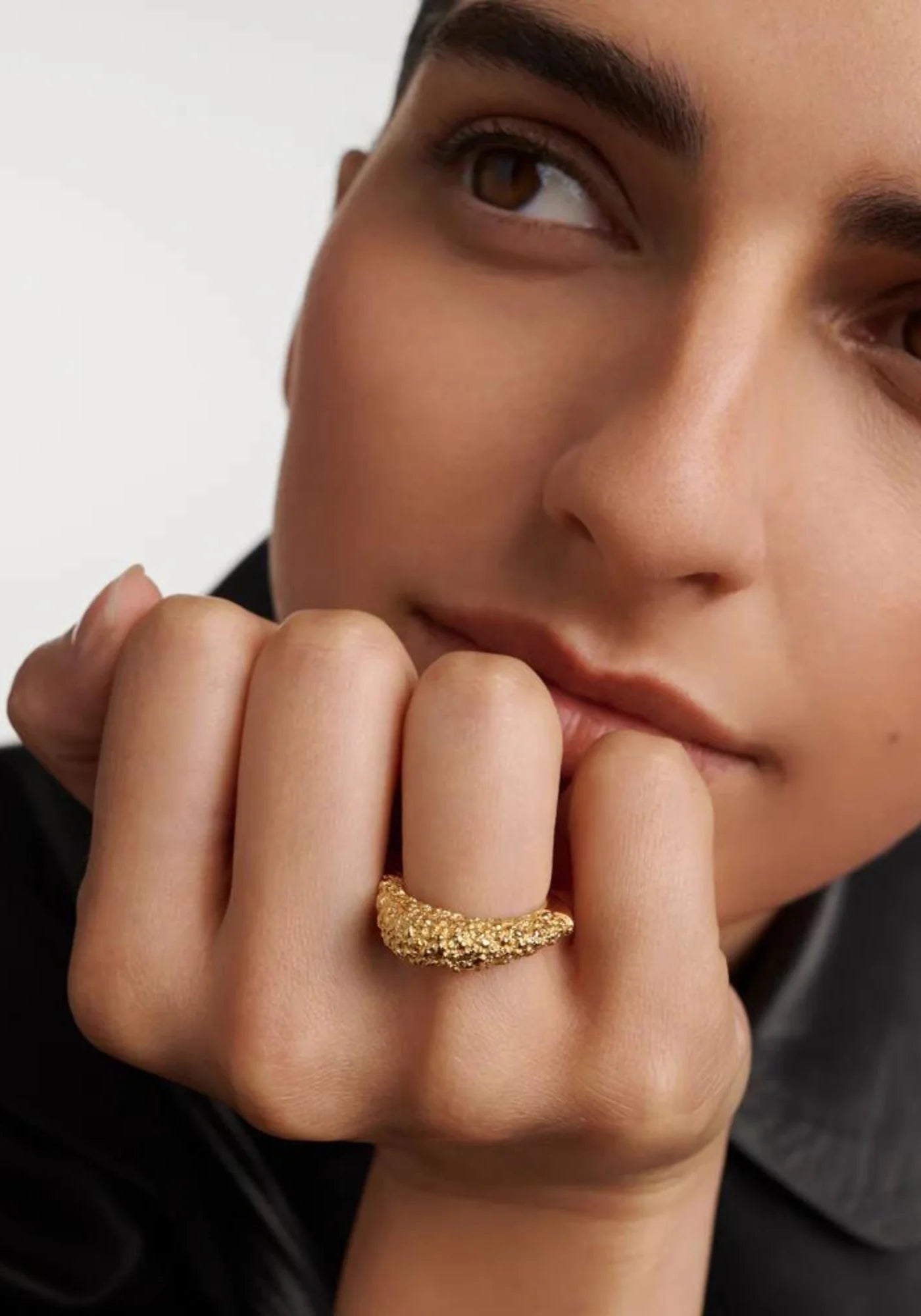 La femme porte la bague en or jaune 18 carats Duna de chez PD Paola