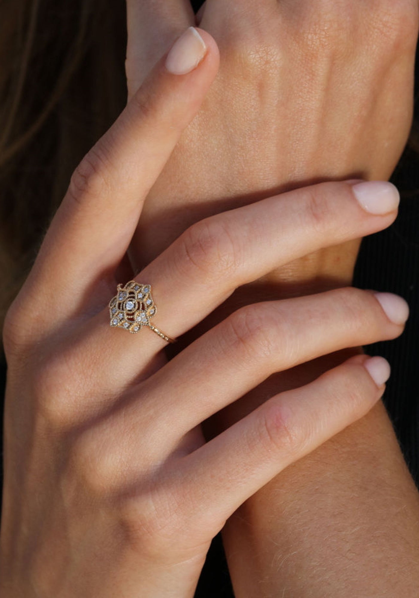 La femme porte la bague en or jaune Shiny Paradis de chez Angèle Brousse à son majeur