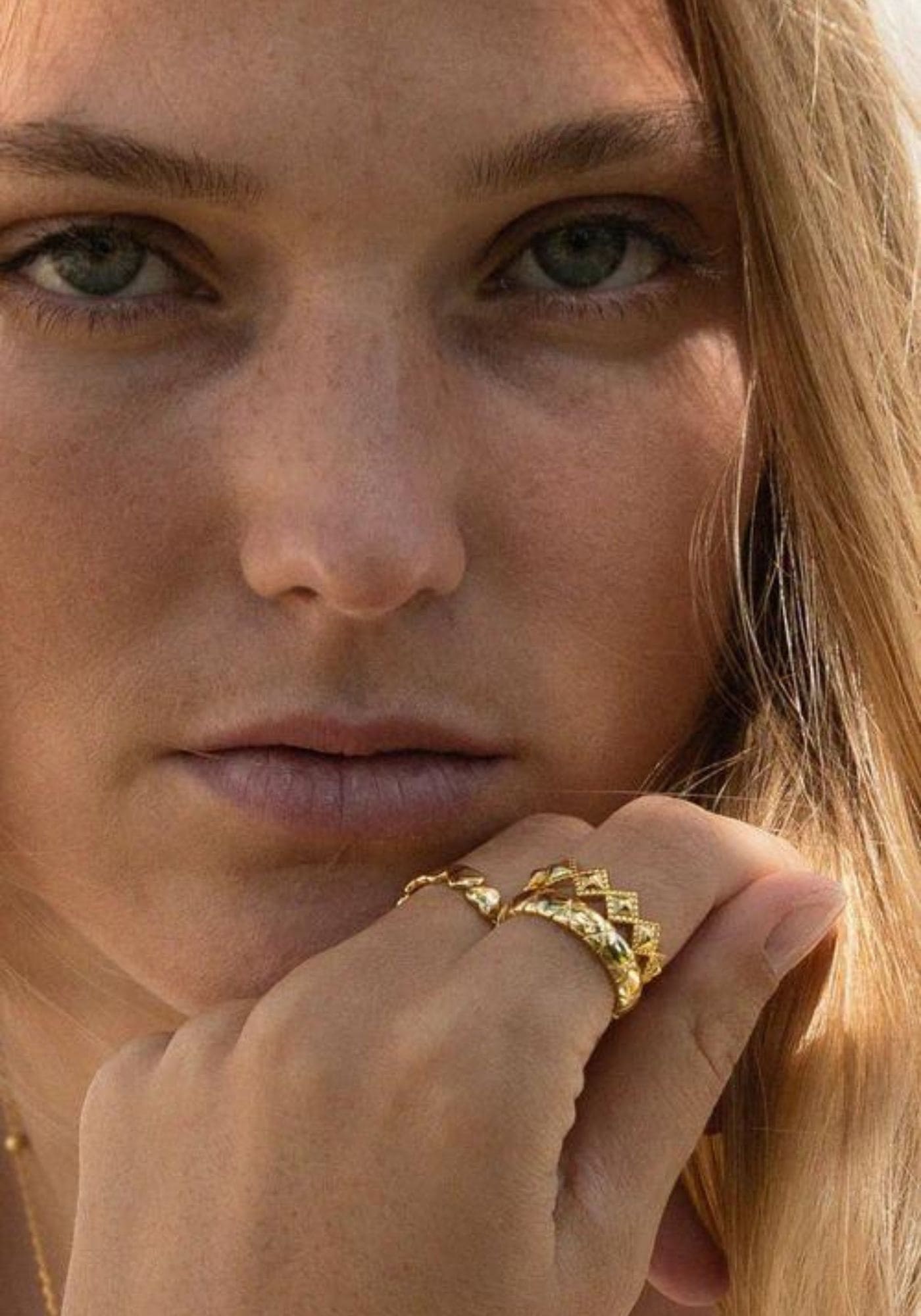 La femme porte la bague Paola de chez Bacci Paris