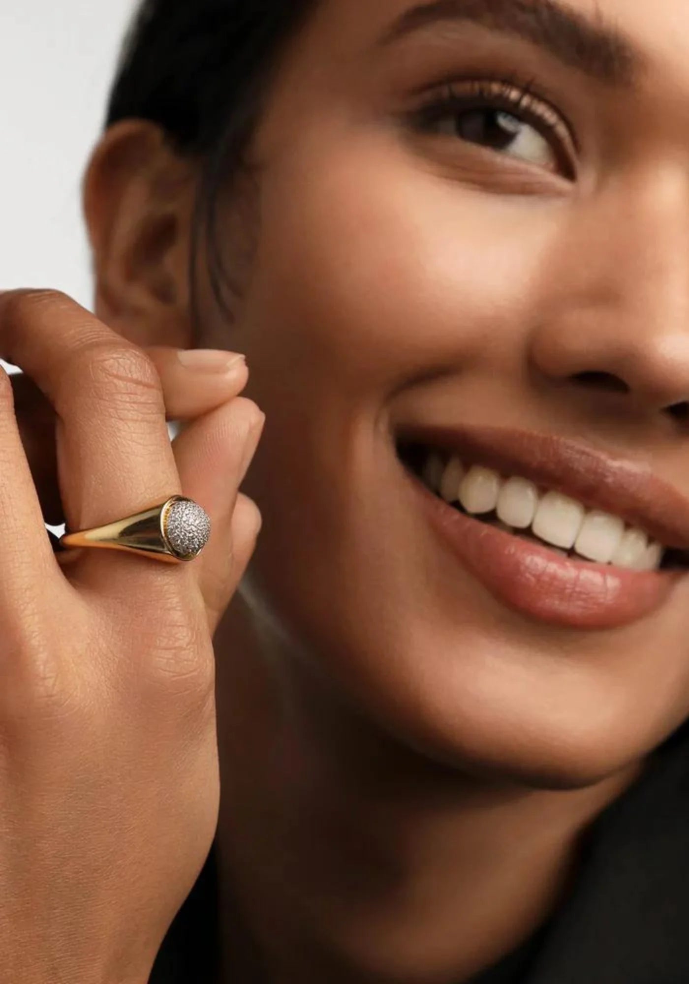 La femme porte la bague pavée en or jaune 18 carats Moon de chez PD Paola