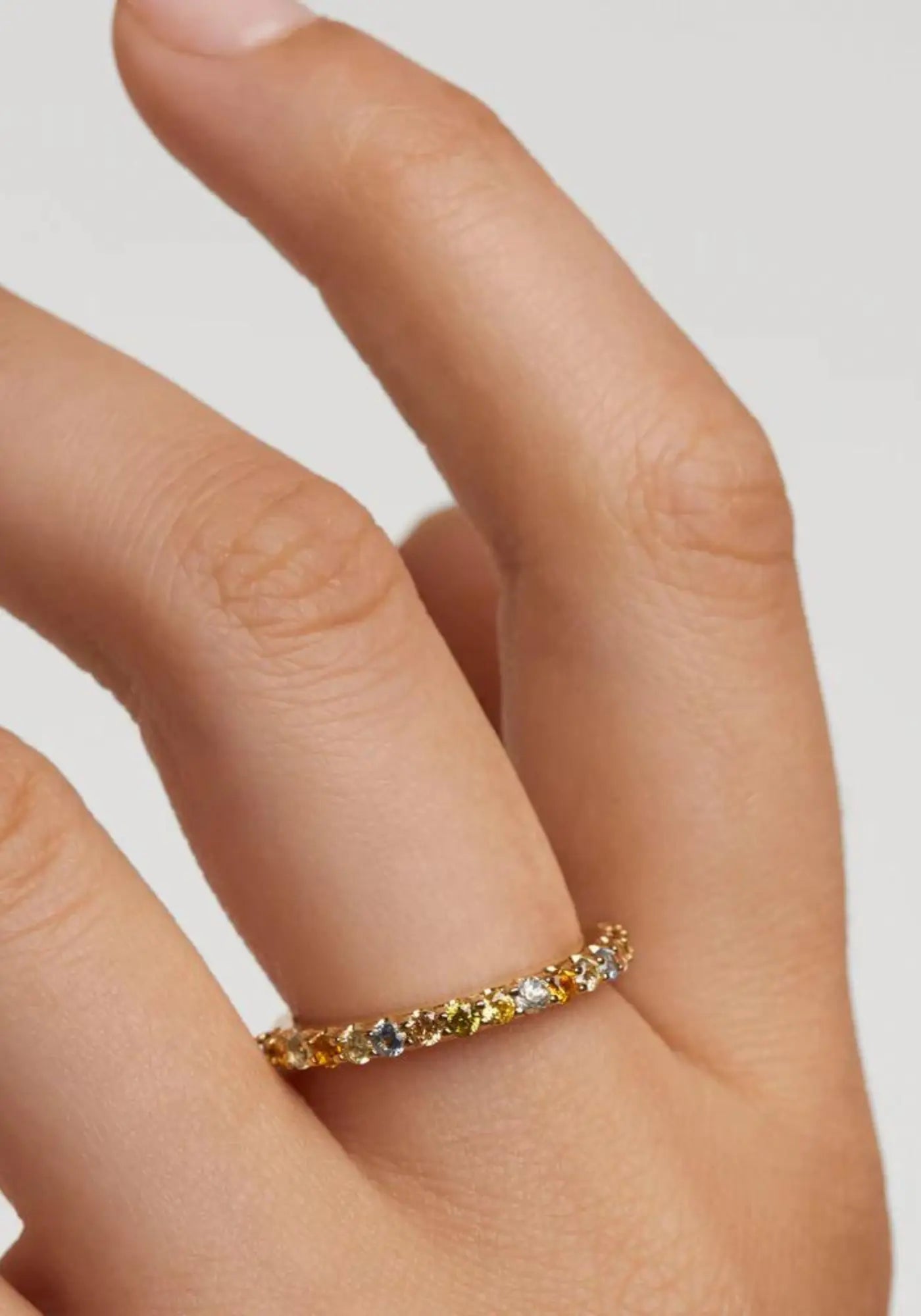 La femme porte la bague Rainbow en or jaune 18 carats de chez PD Paola