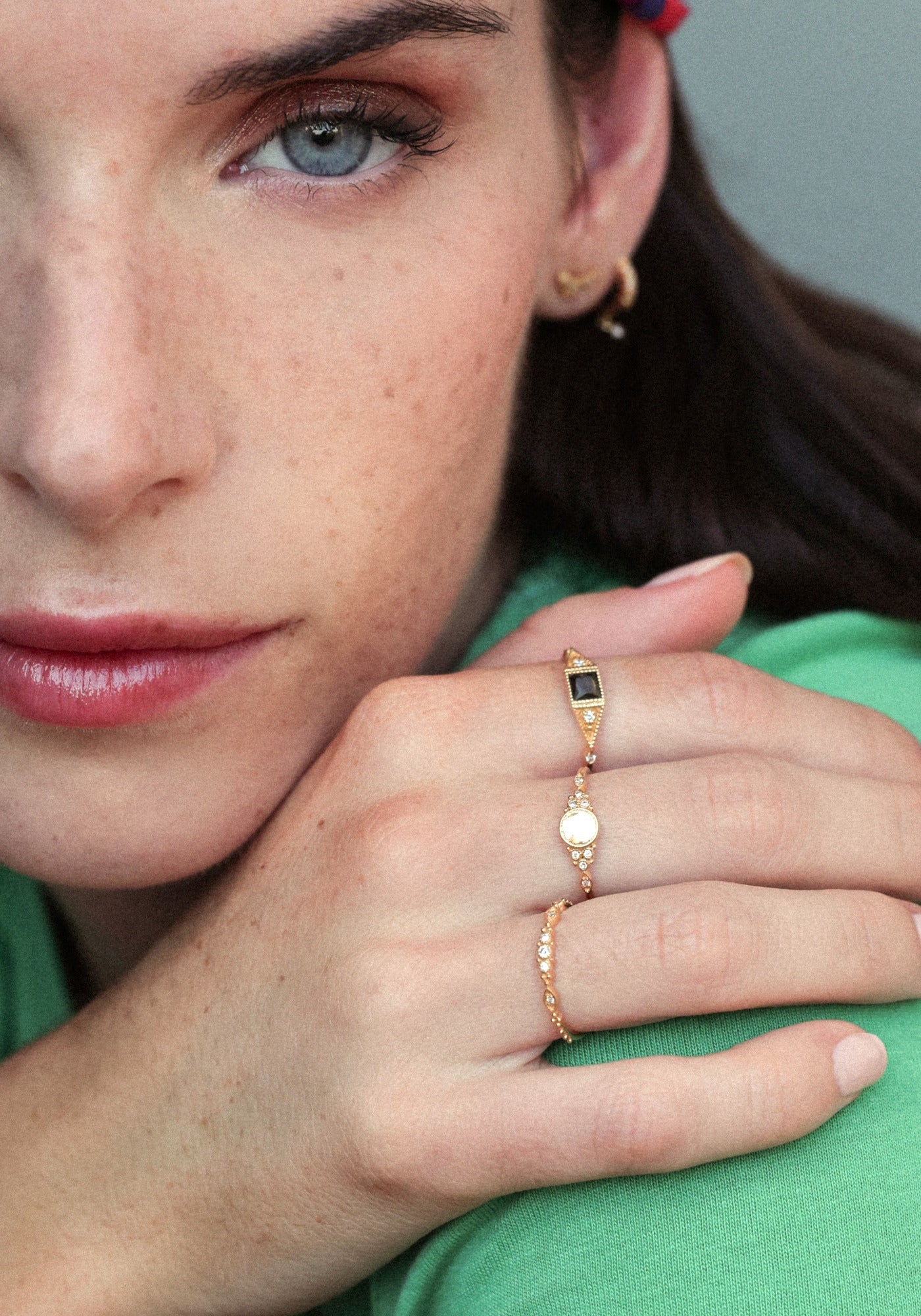 La femme porte la bague Susie Gold de chez Angèle Brousse en ayant la main sur son épaule.