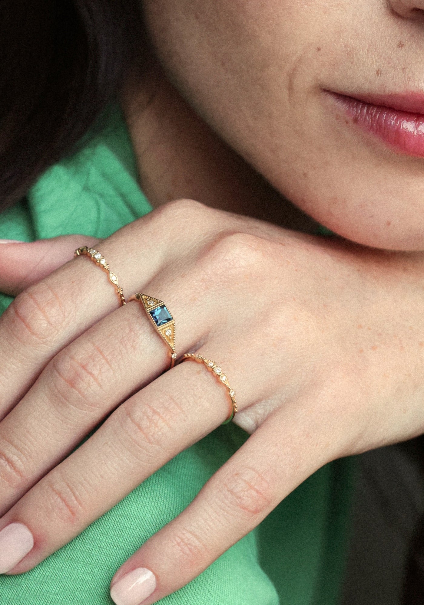 La femme porte la bague Susie Small en or jaune de chez Angèle Brousse tout en ayant la main sur son épaule.