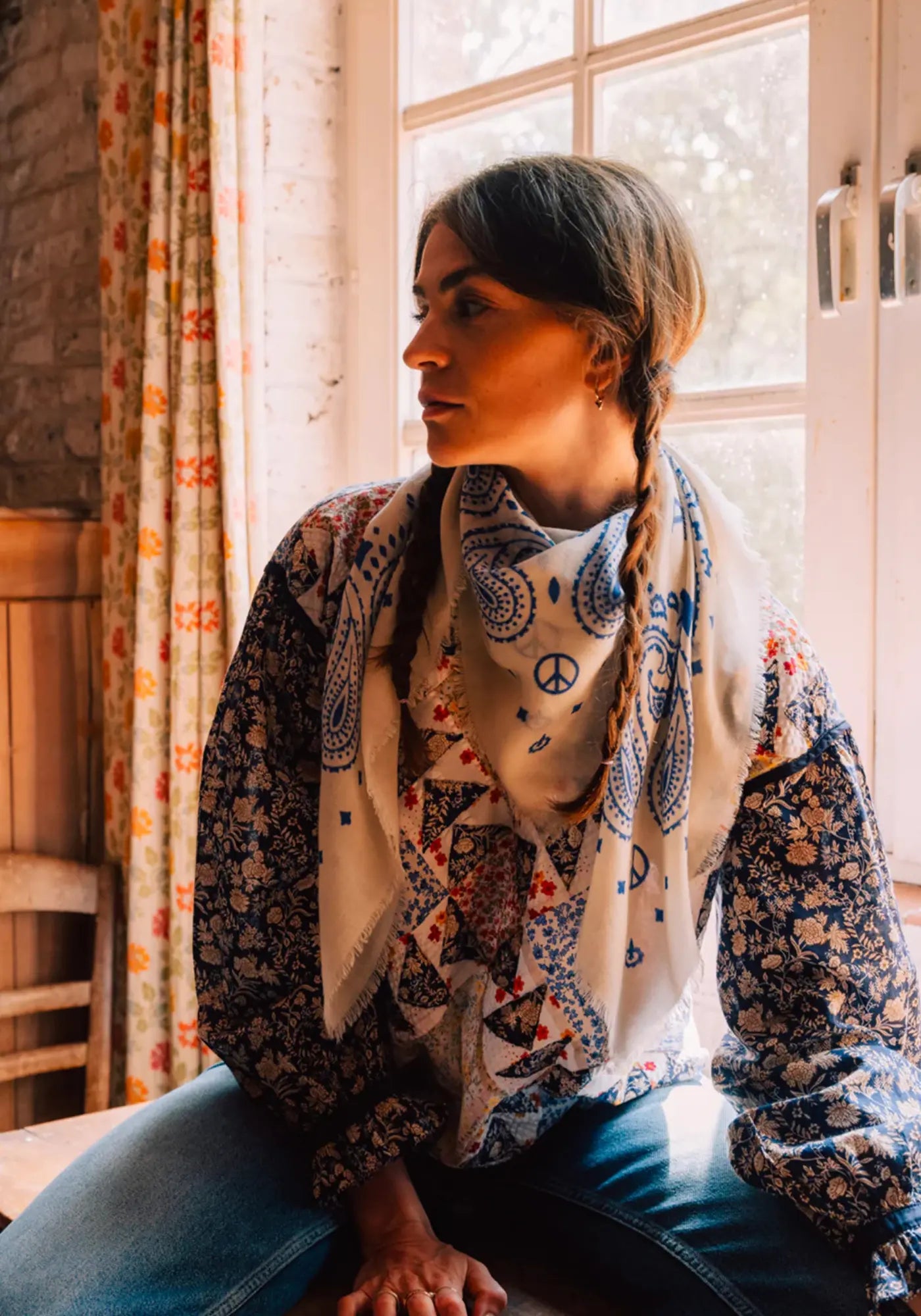 La femme porte le bandana laine 100 antique white blue de chez Antan Créations