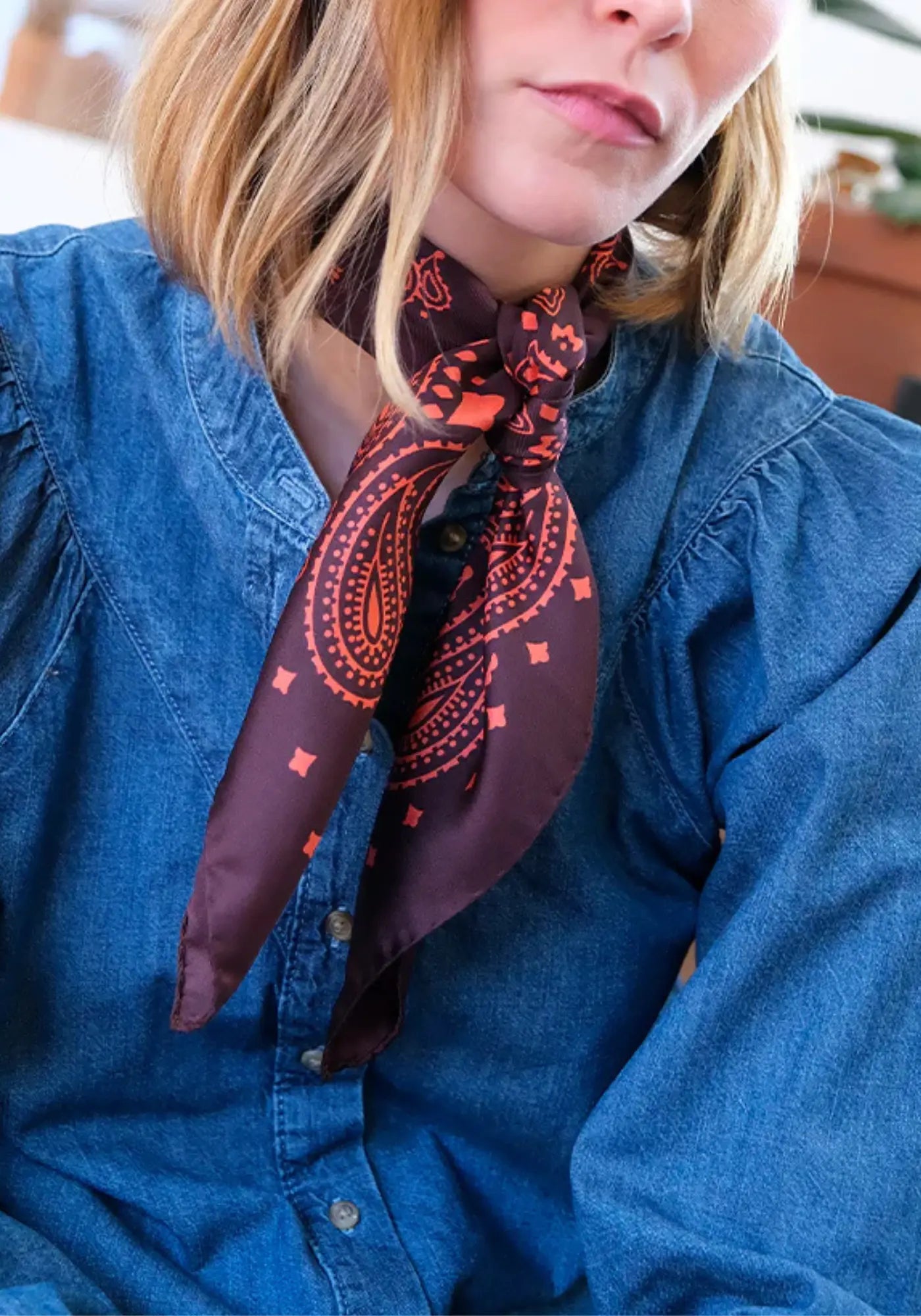 La femme porte le bandana silk 70 fudge de chez Antan Créations