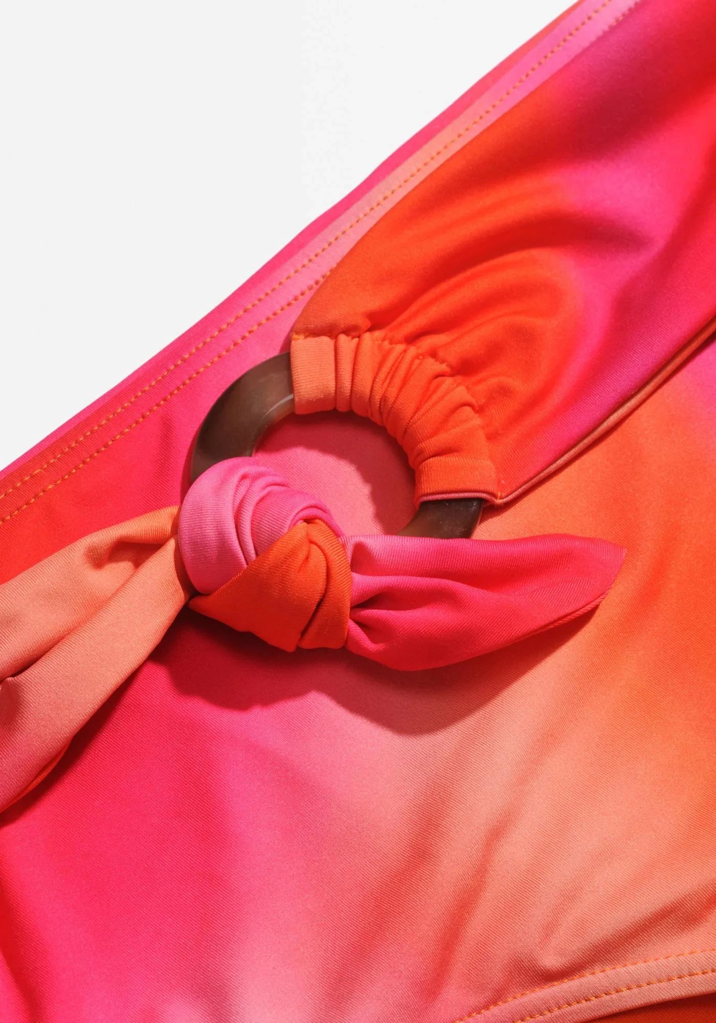 Zoom sur les détails du bas de maillot de bain Ambre multicolore pour femme de chez Icone Lingerie