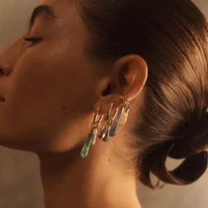 La femme porte les boucles d'oreilles de chez PD Paola