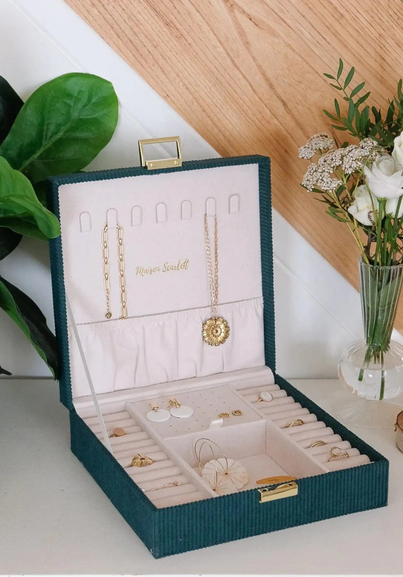 La boite à bijoux Anne velours côtelé vert de chez Maison Scarlett
