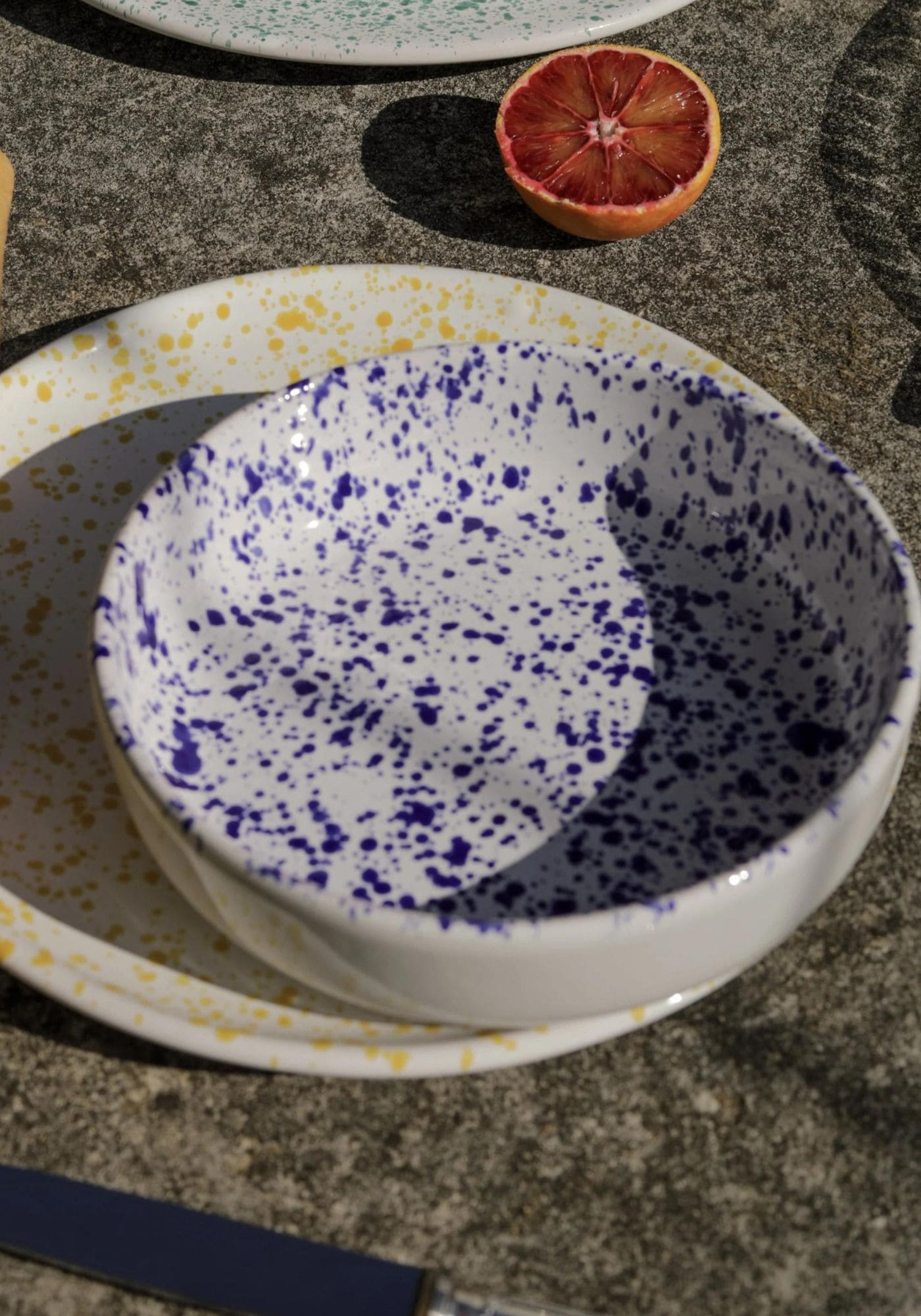 Bol Schizzi tâches bleues sur une autre assiette de la marque Molleni