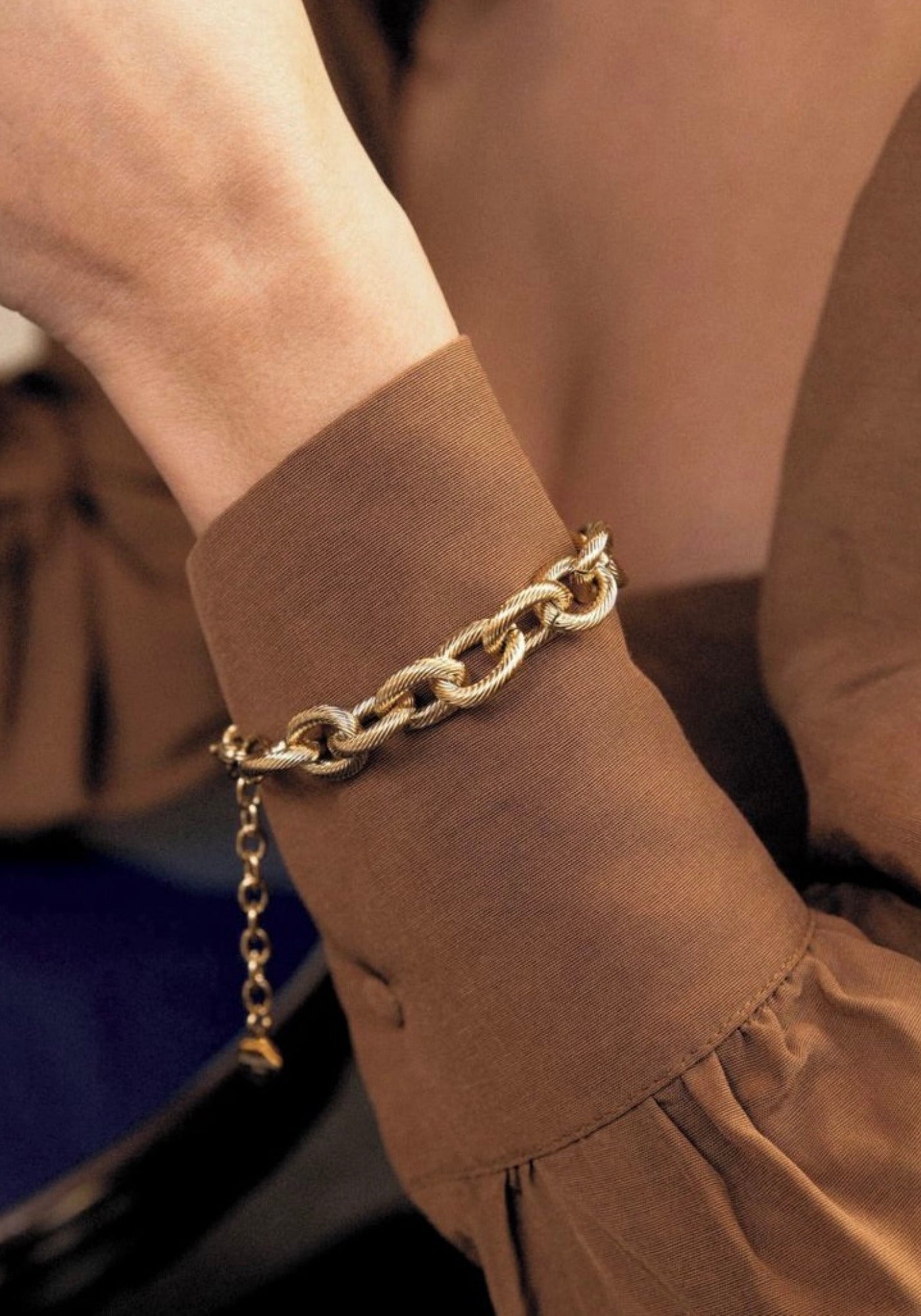 La femme porte le bracelet en Grosse Maille Rita de chez Caprice Paris