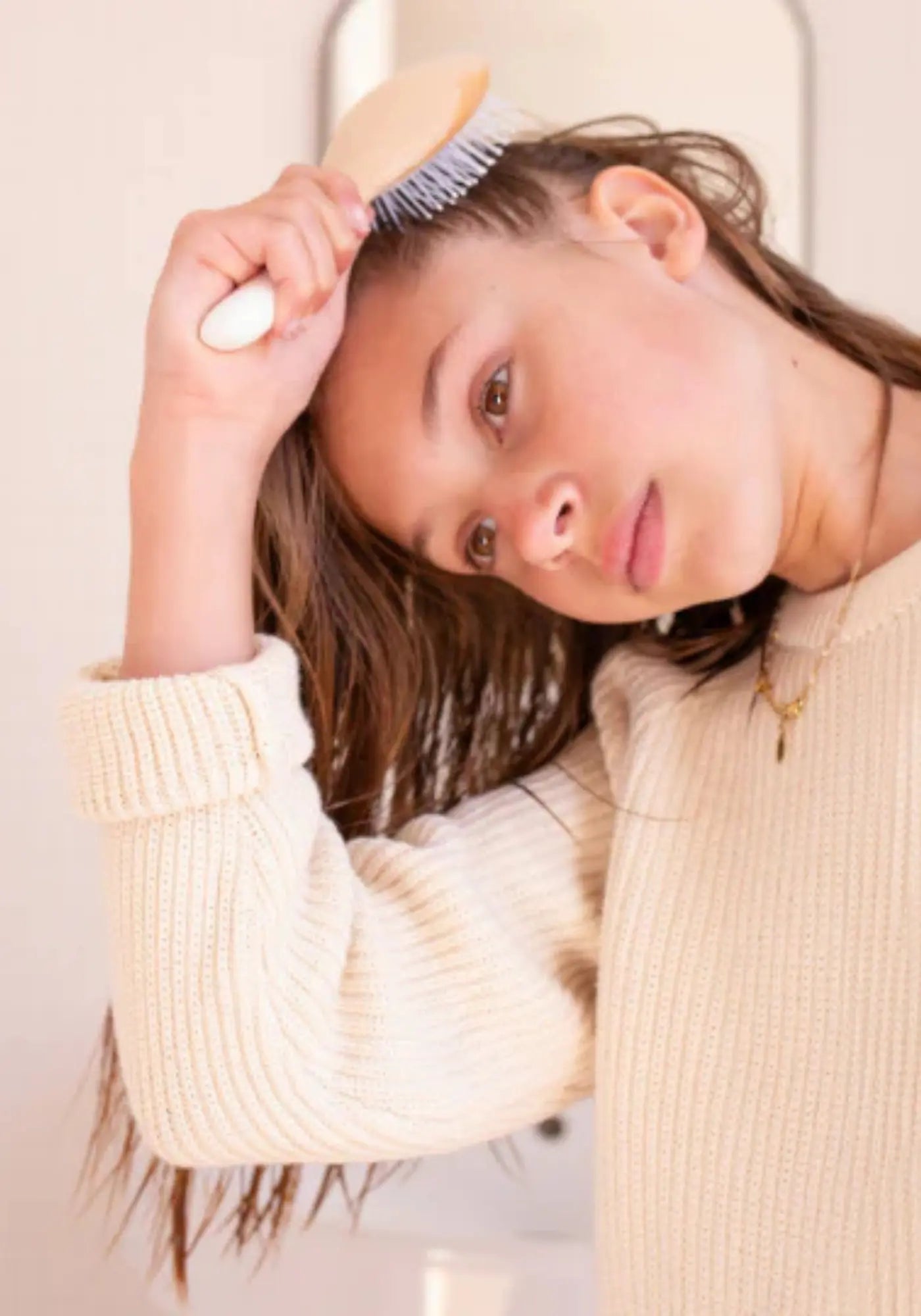 La femme utilise la brosse Bachca