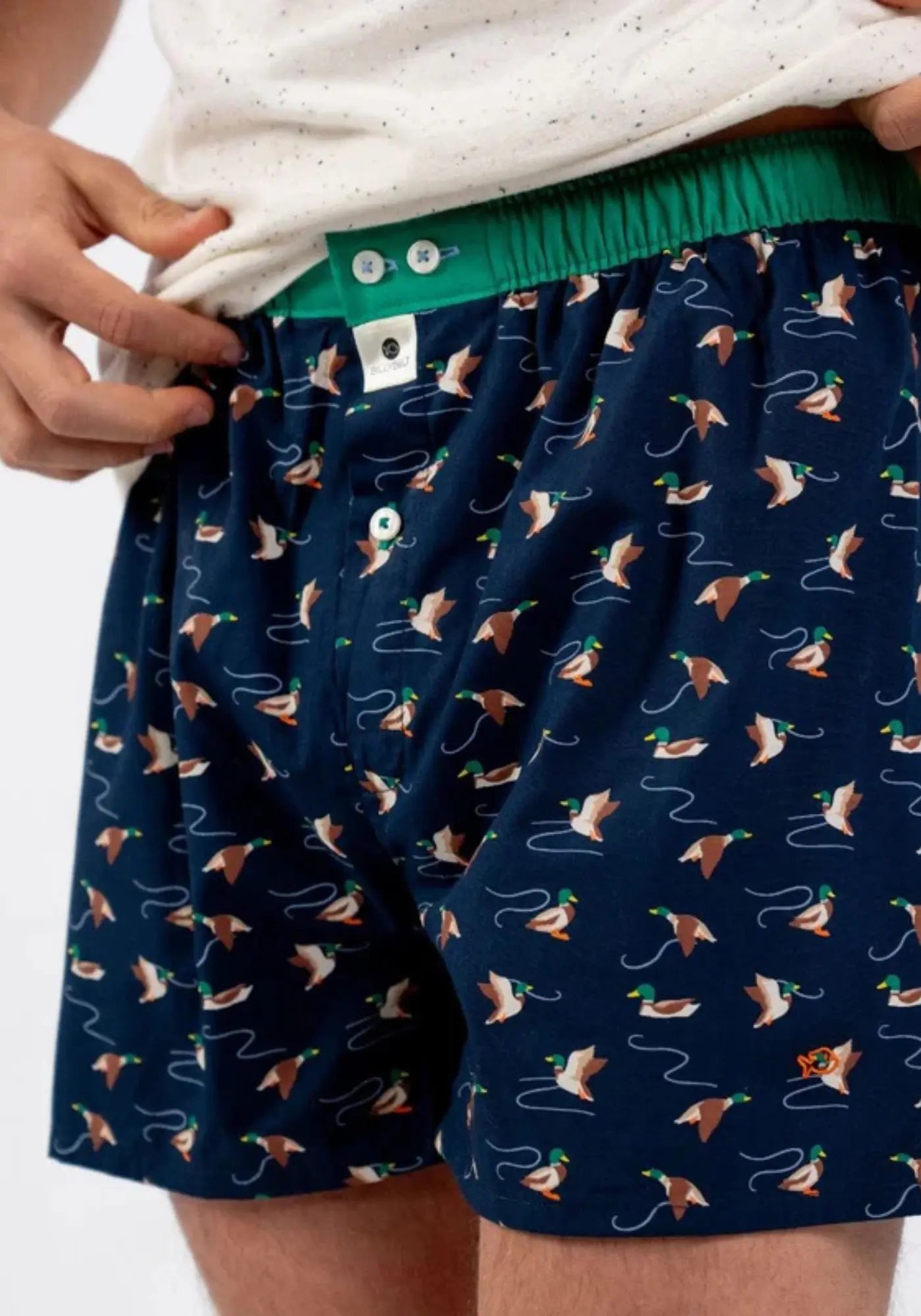 L'homme porte le caleçon coton bio Ducky de chez Billy Belt