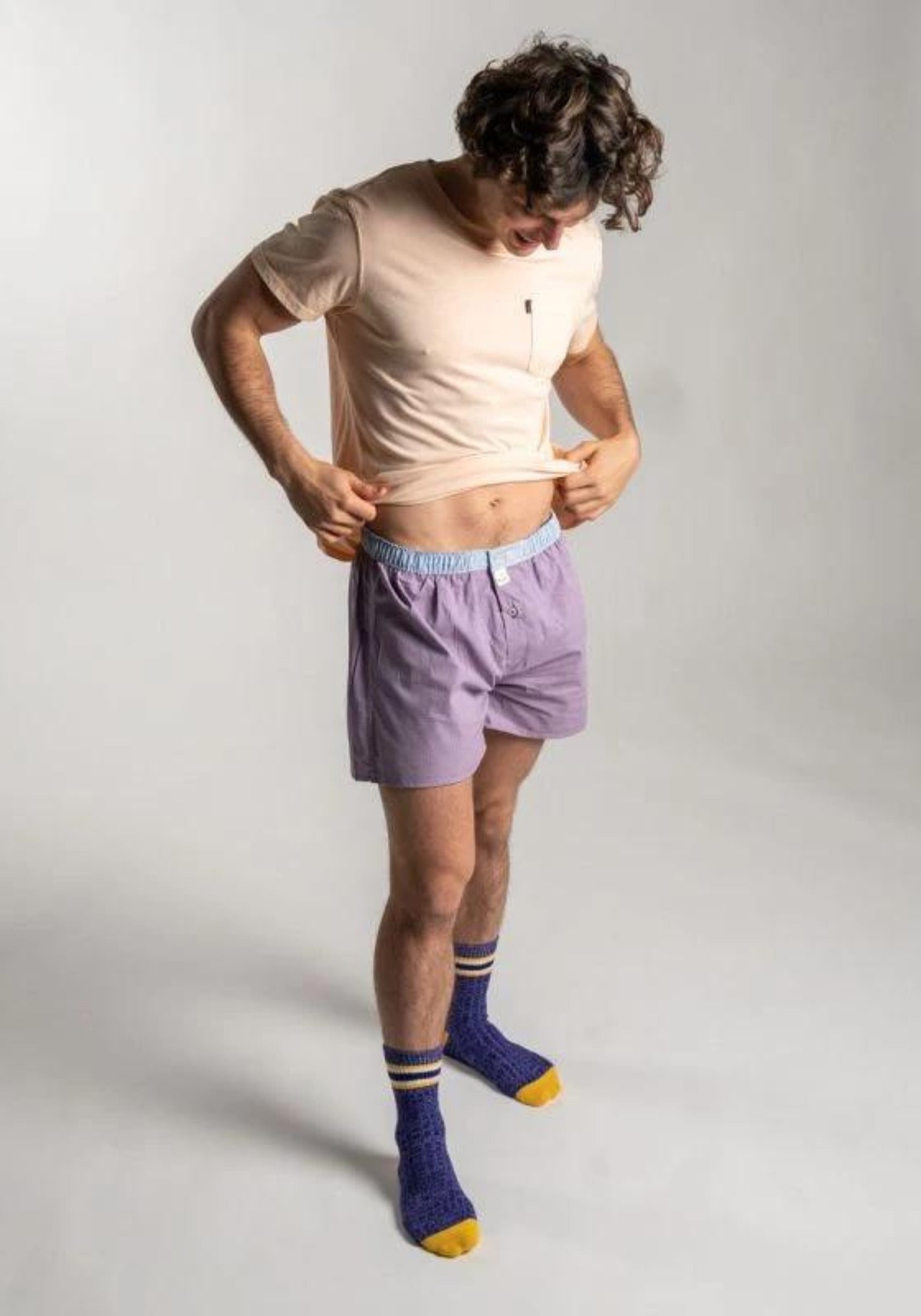 L'homme porte le caleçon coton bio Purple Square de chez Billybelt