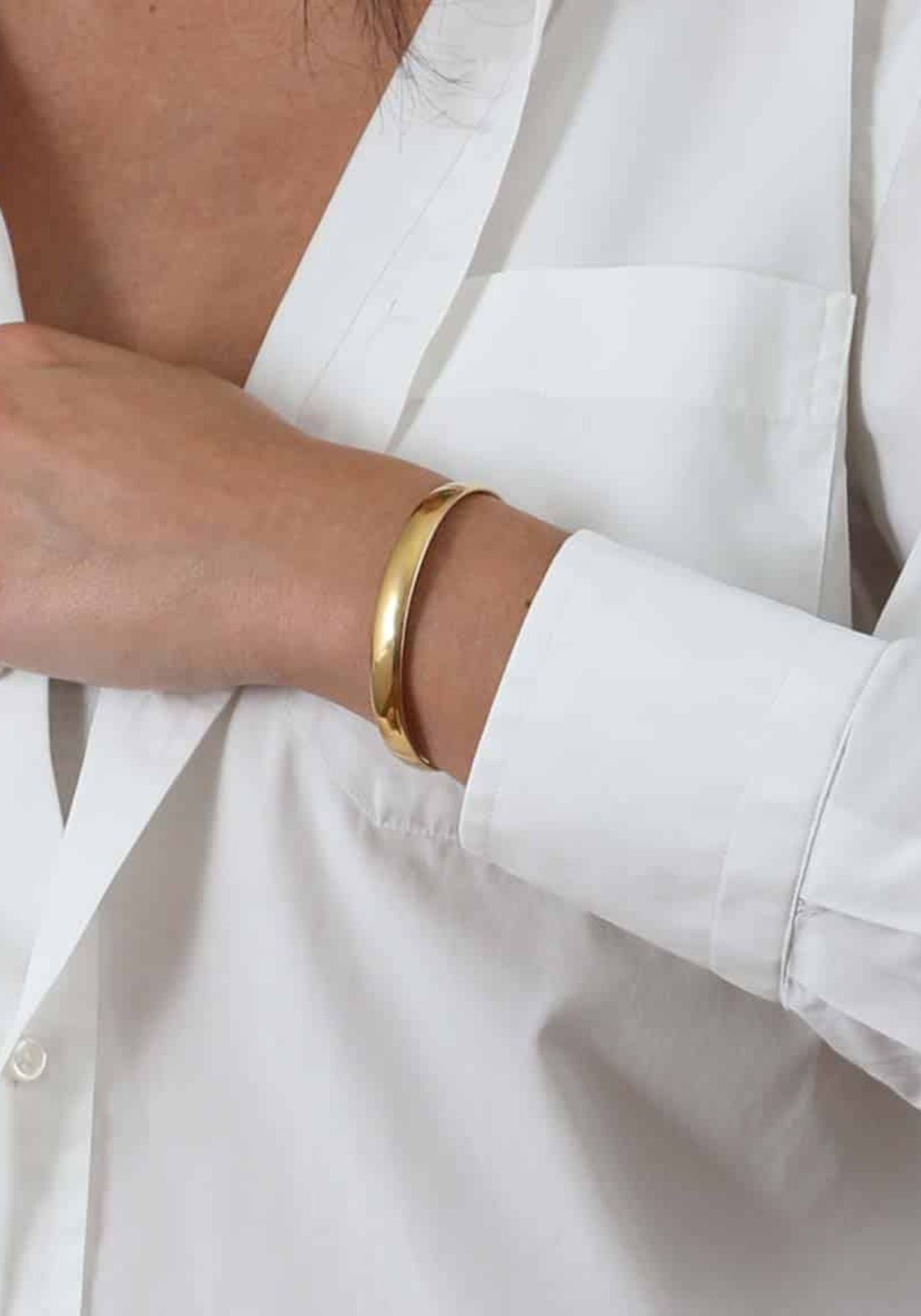 La femme porte le bracelet jonc Isabella de chez Caprice Paris