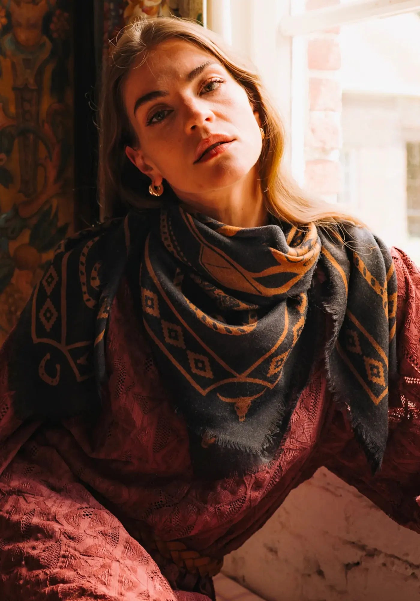 La femme porte le carré de laine rodéo motel black de chez Antan Créations