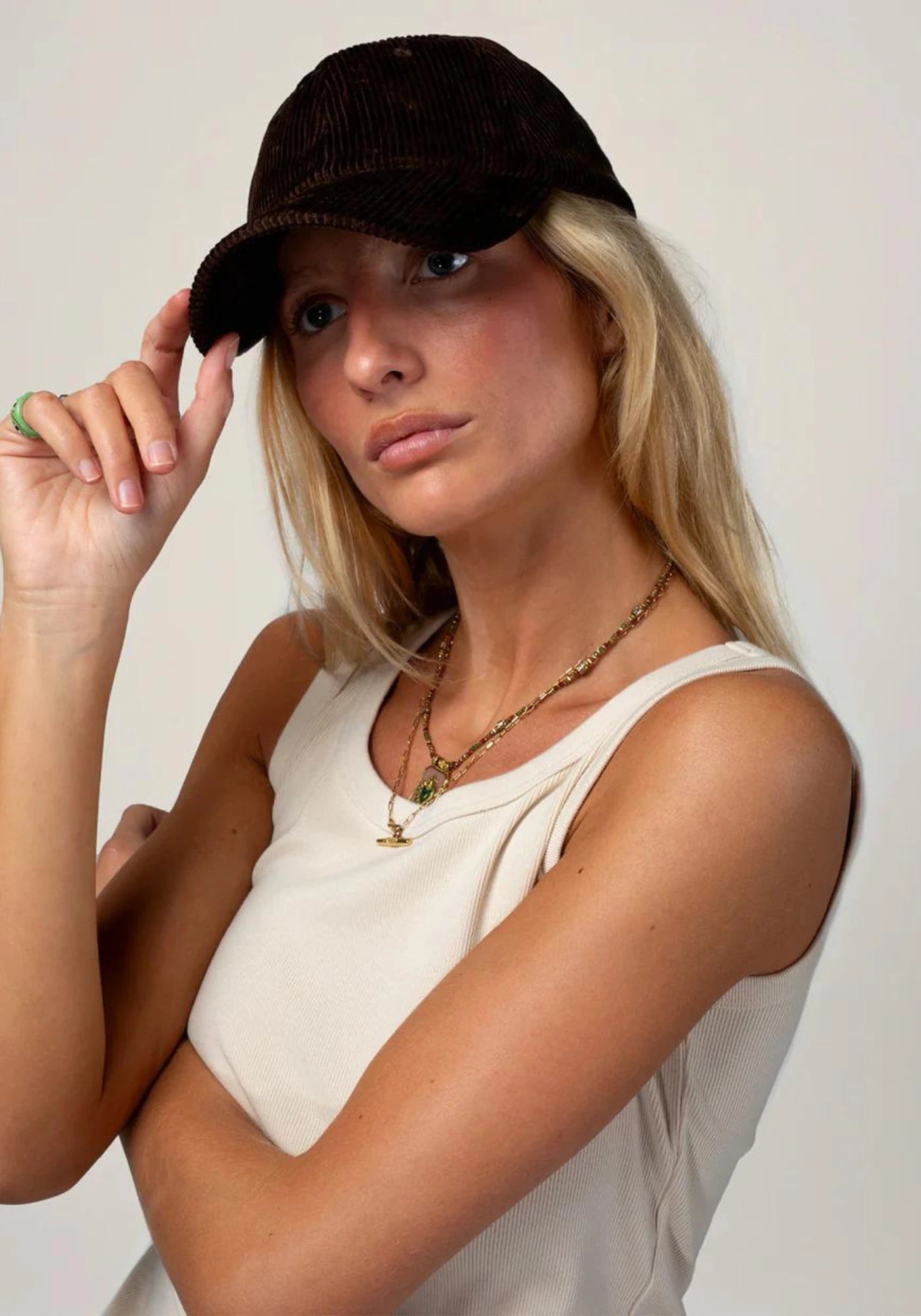 la femme porte la casquette en velours mixte chocolat de chez Cotelé Paris