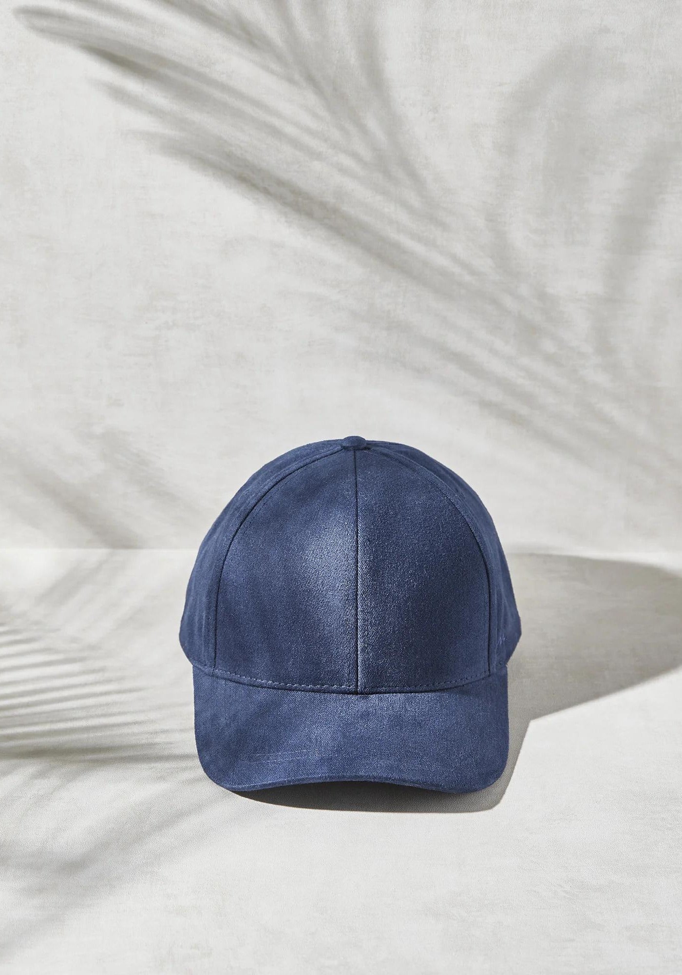 La casquette mixte brodée L'élégant Bleu Marine de chez Marion Paris