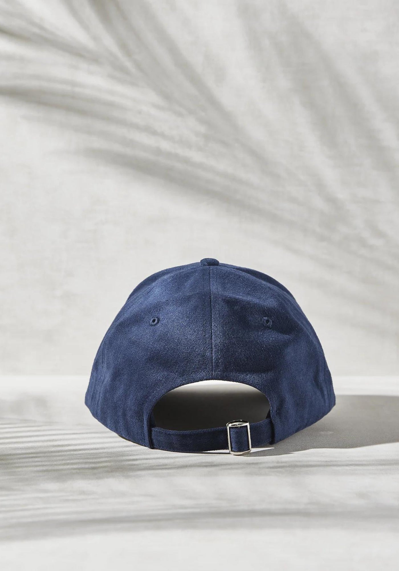 Le dos de la casquette mixte brodée L'élégant Bleu Marine de chez Marion Paris