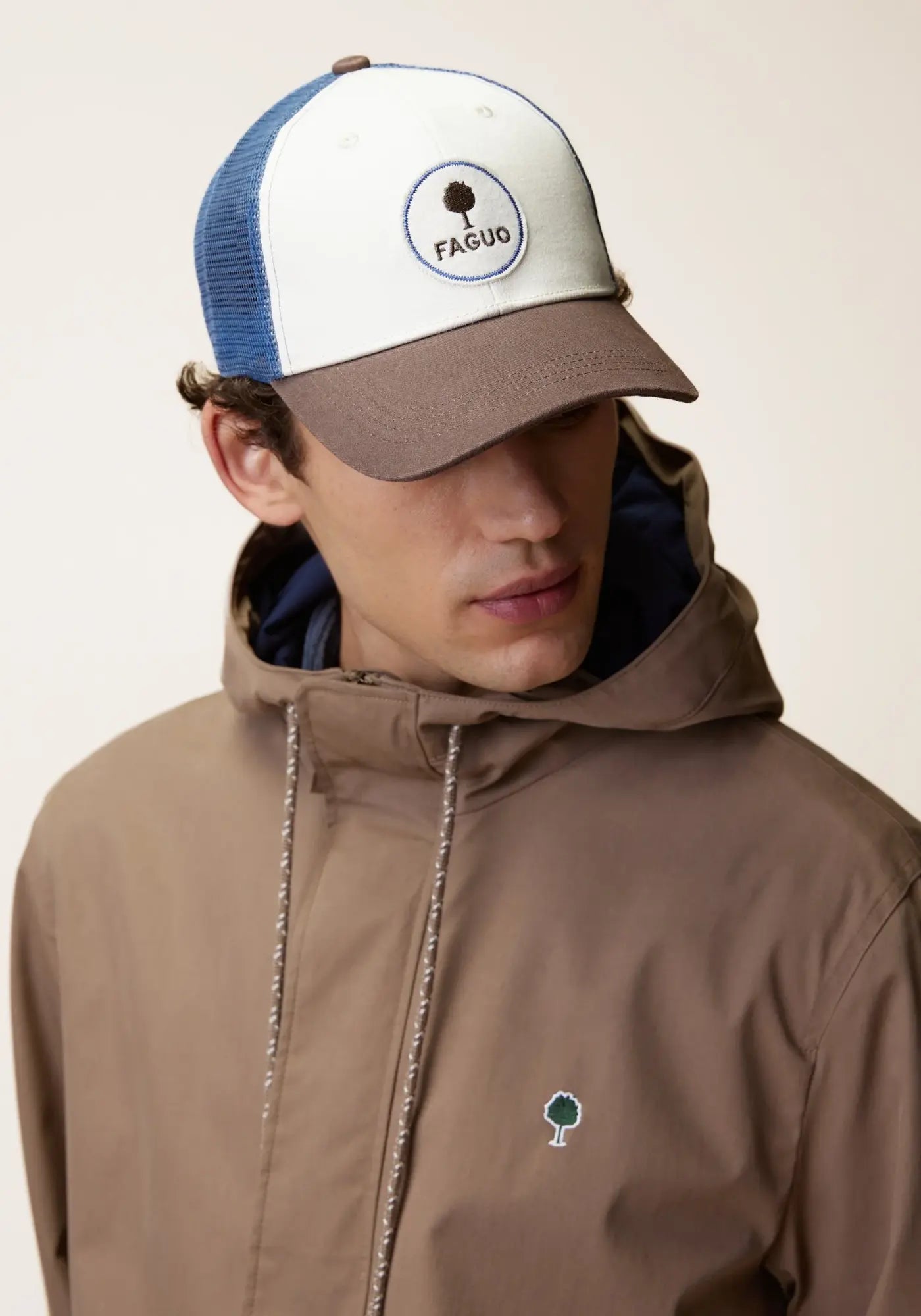 L'homme porte la casquette trucker beige et camel de chez Faguo
