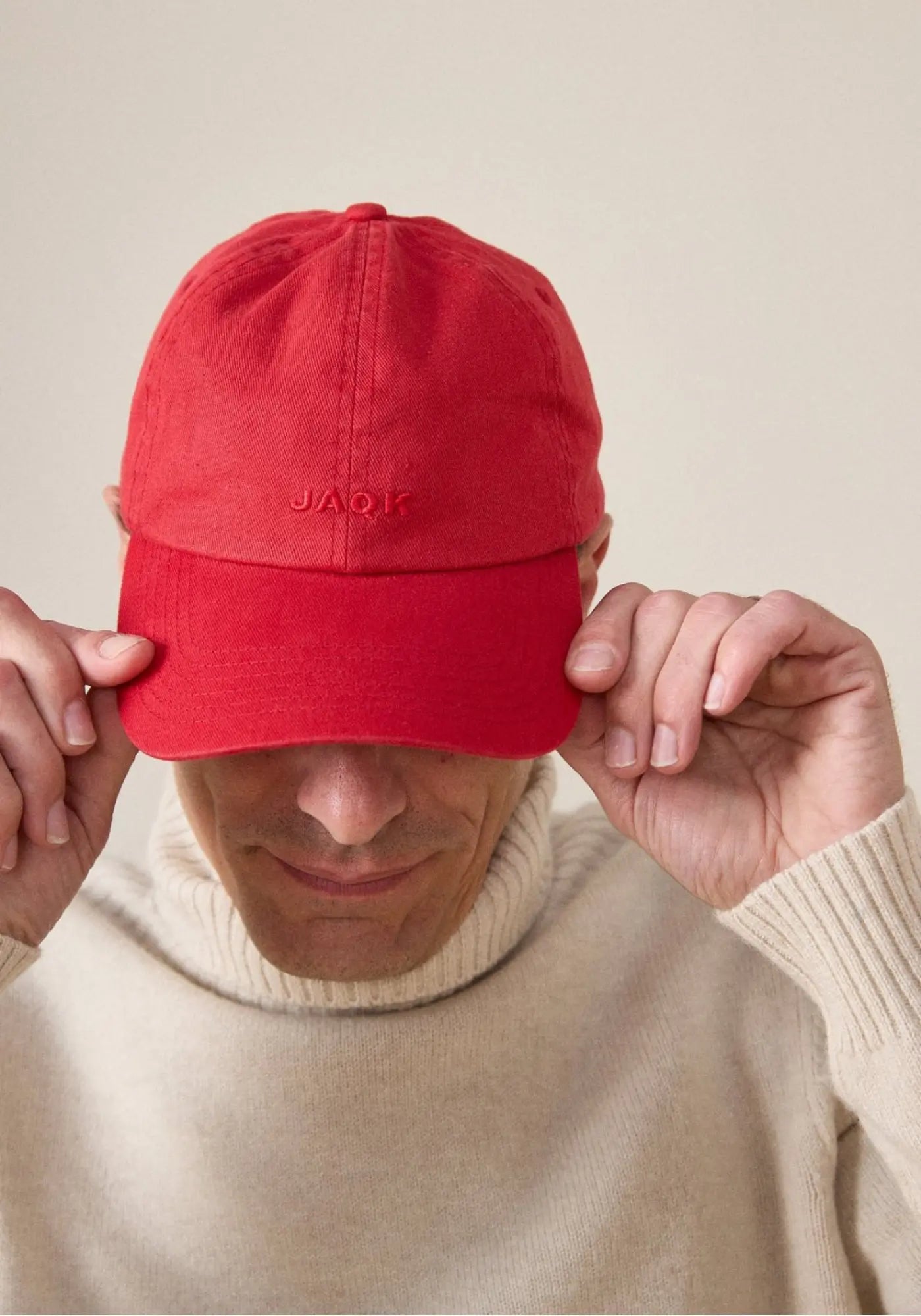 L'homme porte la casquette vic framboise Jaqk