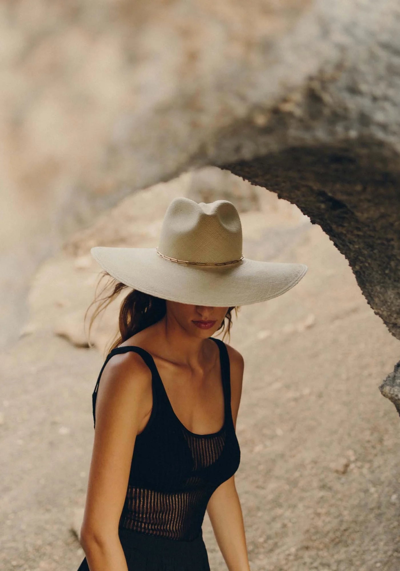 La femme porte le chapeau de paille avec chaîne dorée Alma natural de chez Van Palma
