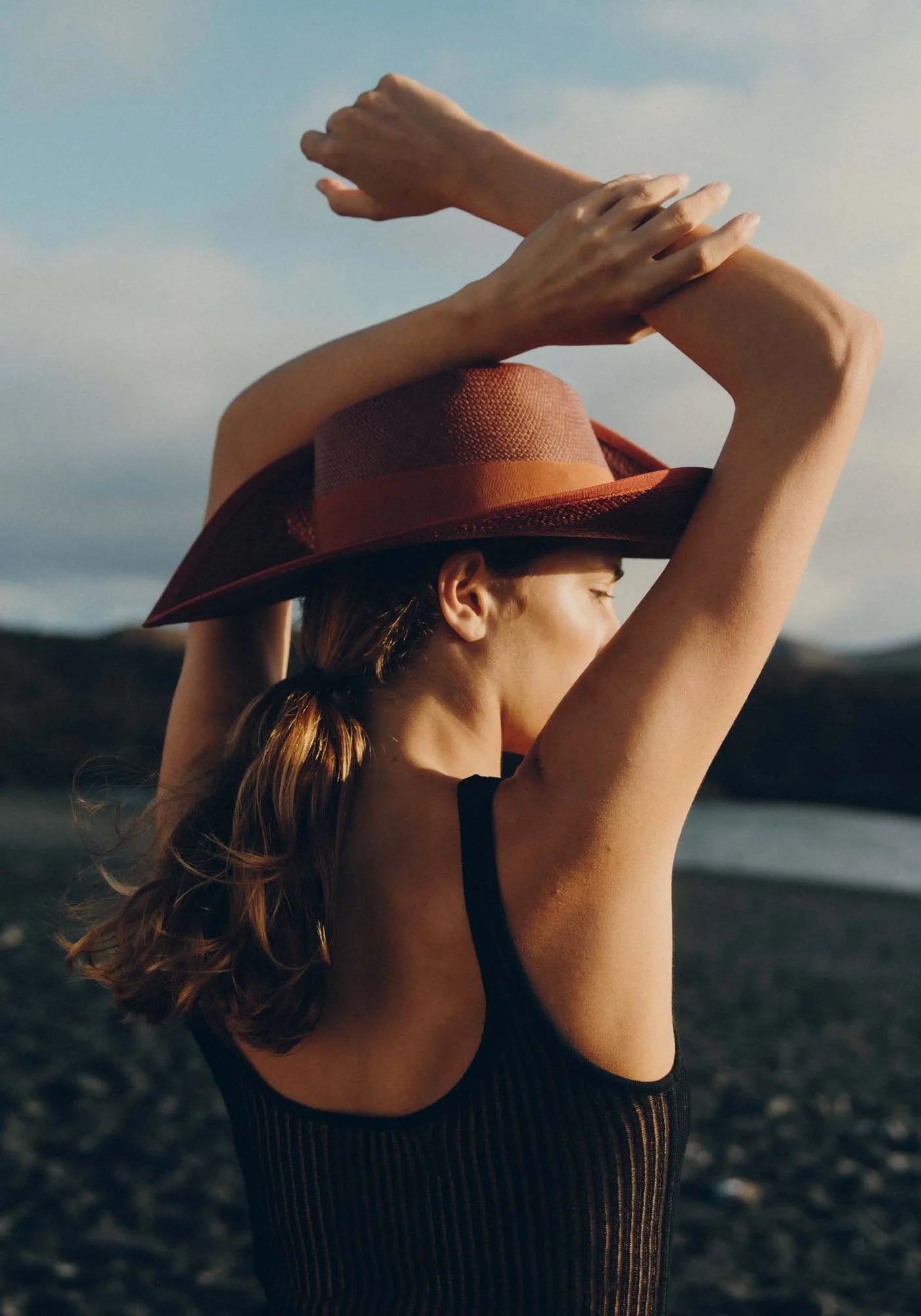 La femme de dos porte le chapeau de paille Pat auburn de chez Van Palma