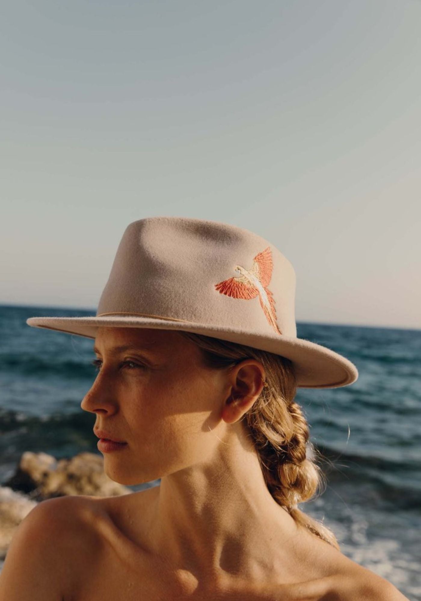 La femme porte le chapeau en feutre de laine Dakota en beige de chez Van Palma