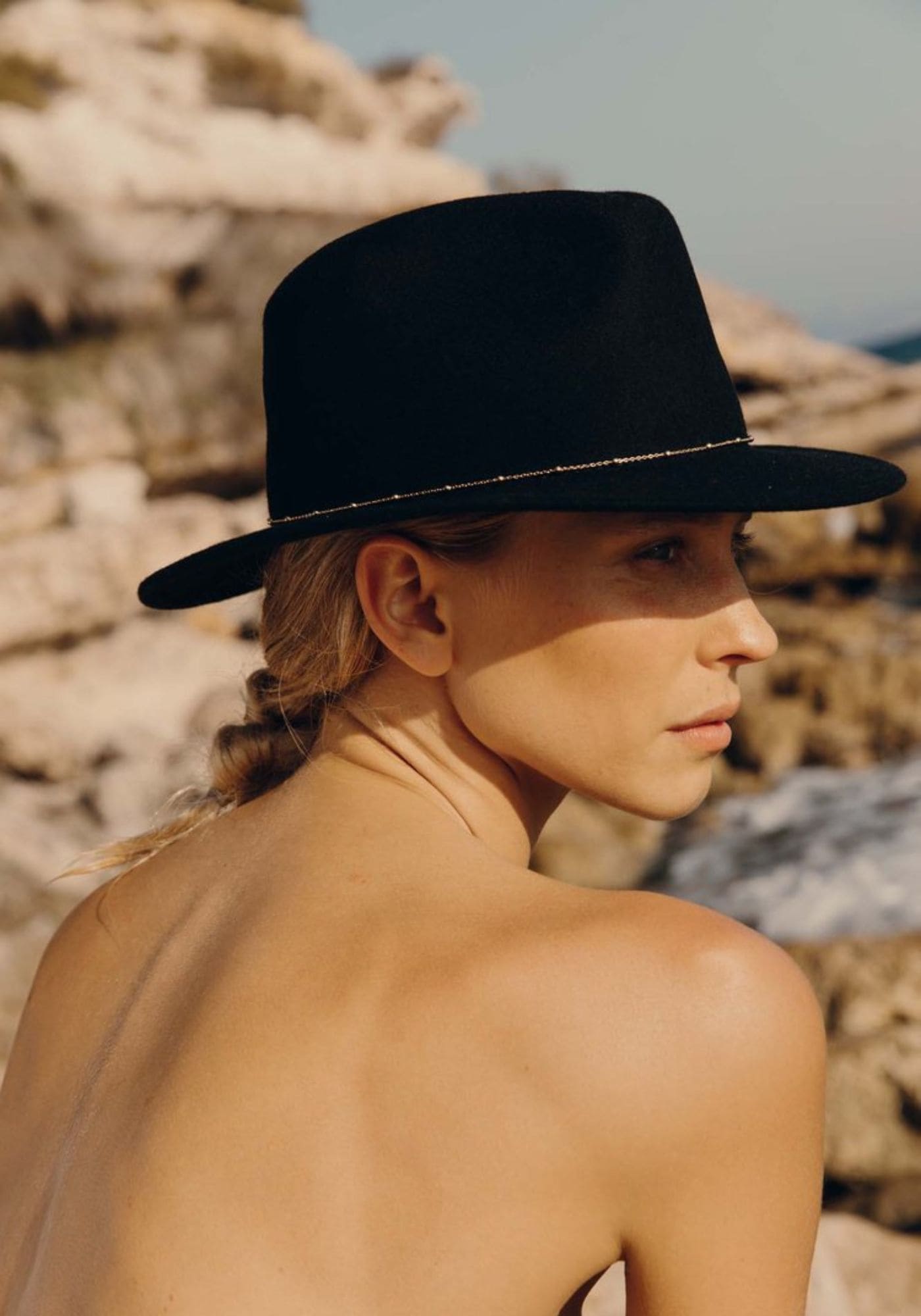 La femme porte le chapeau en feutre de laine Noé noir de chez Van Palma