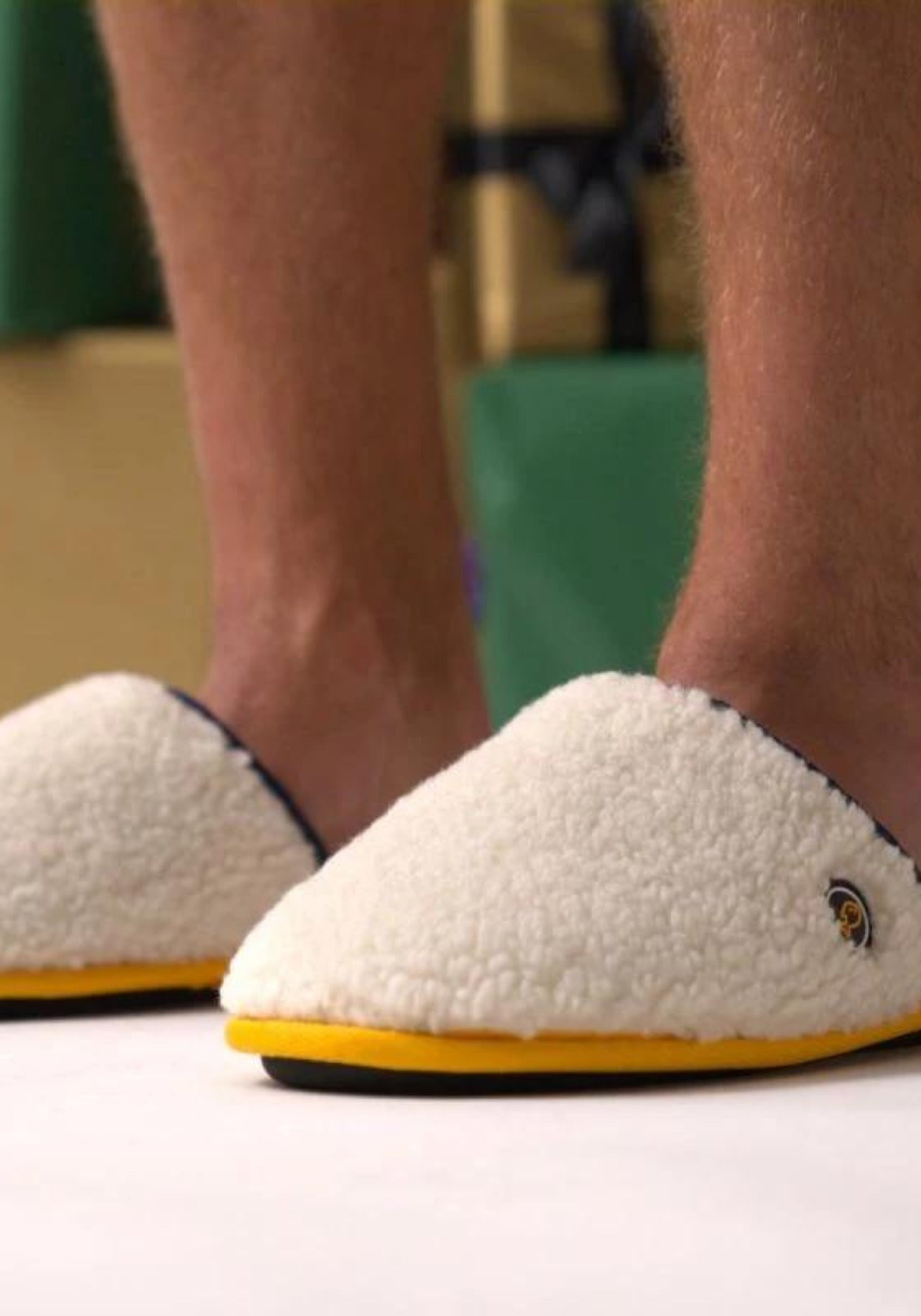 Zoom sur l'homme qui porte les chaussons Sherpa beige de chez Billybelt