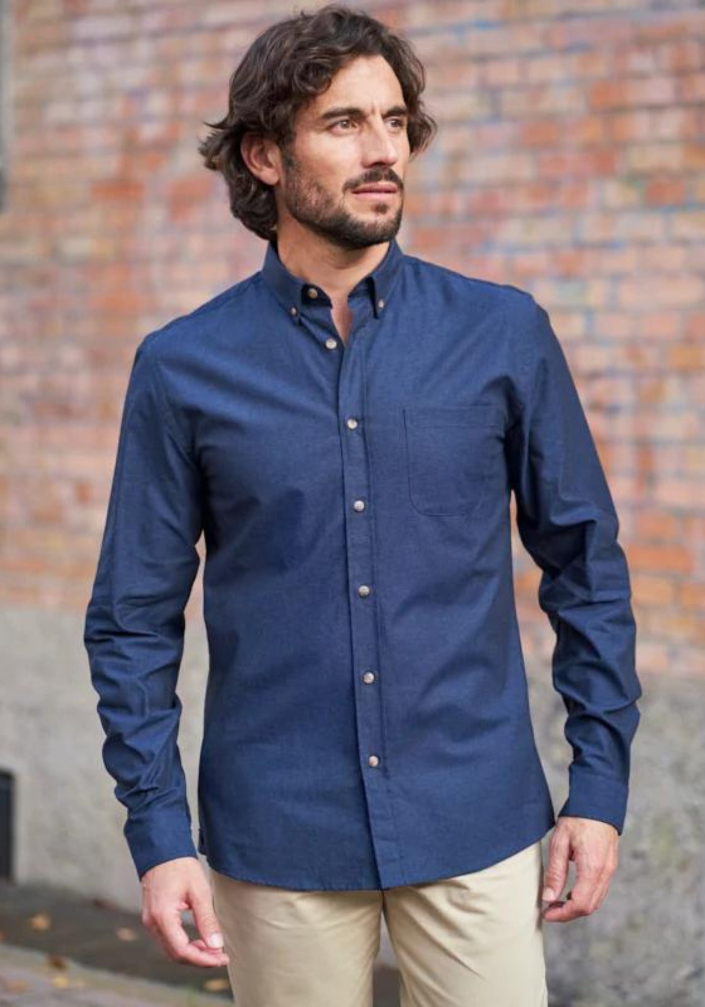 L'homme porte la chemise en coton Émile navy de chez Monsieur Mimosa