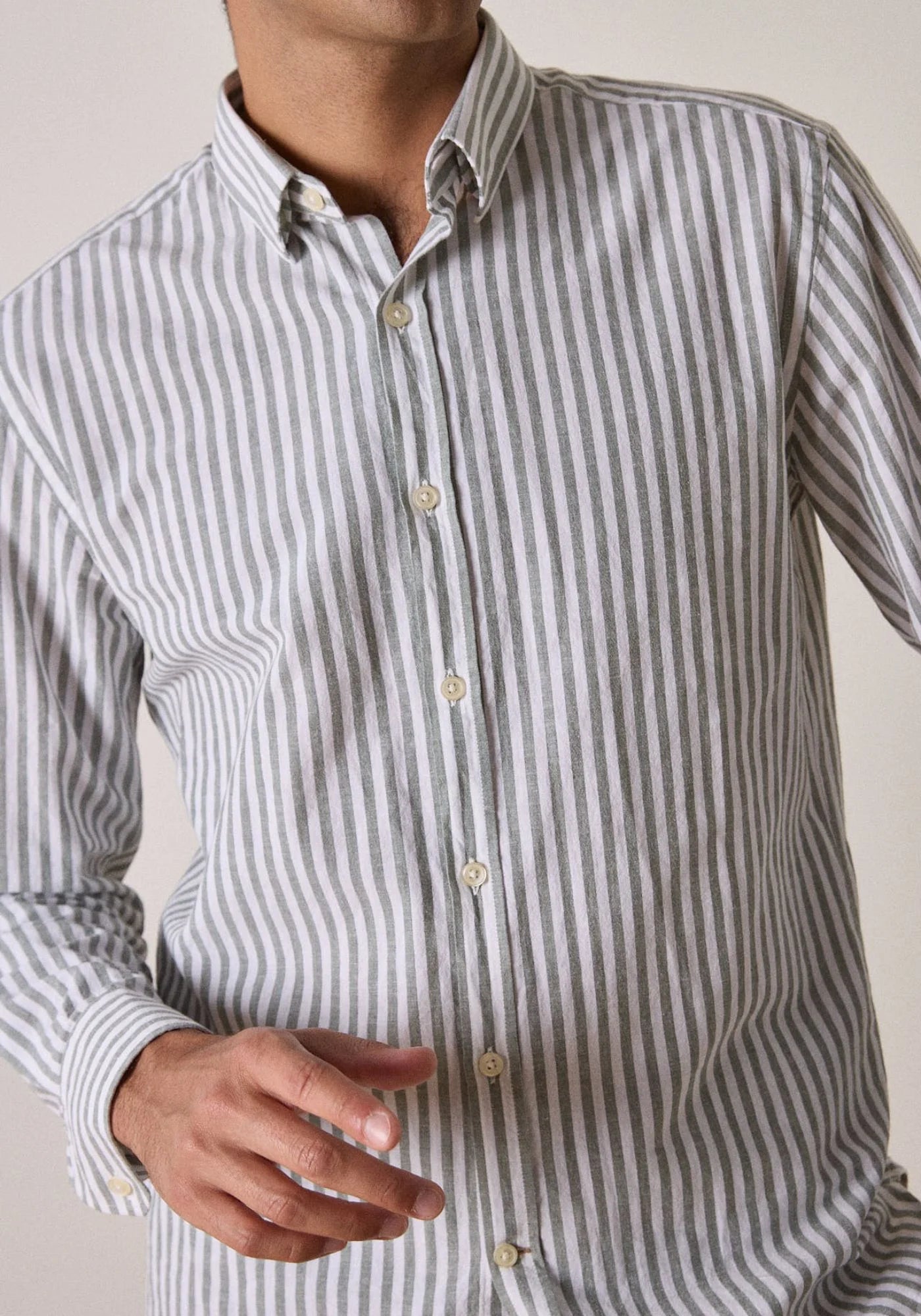 L'homme porte la chemise five cosmopolitan de chez Jaqk