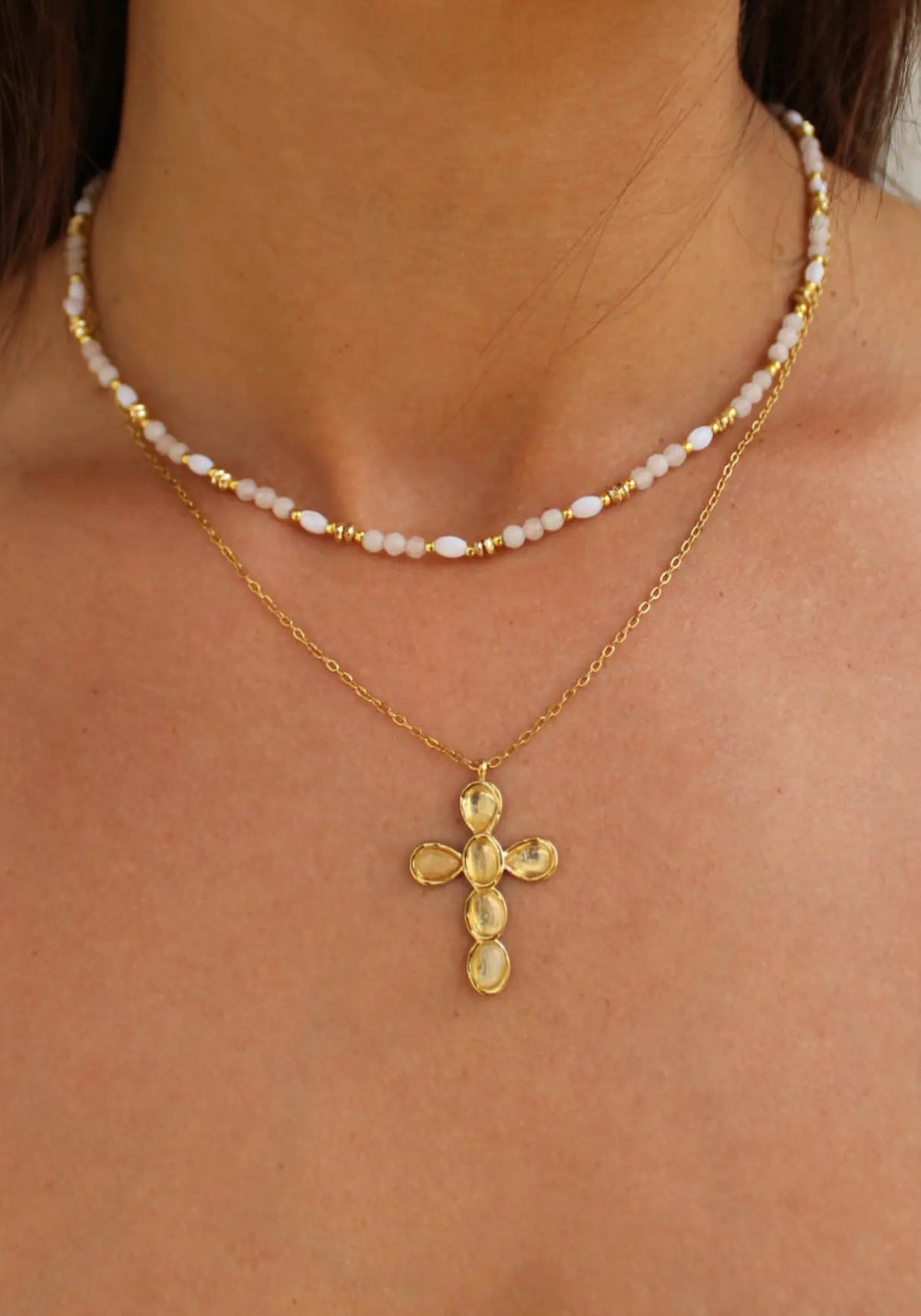 La femme porte le collier Allegra nude de chez Caprice Paris
