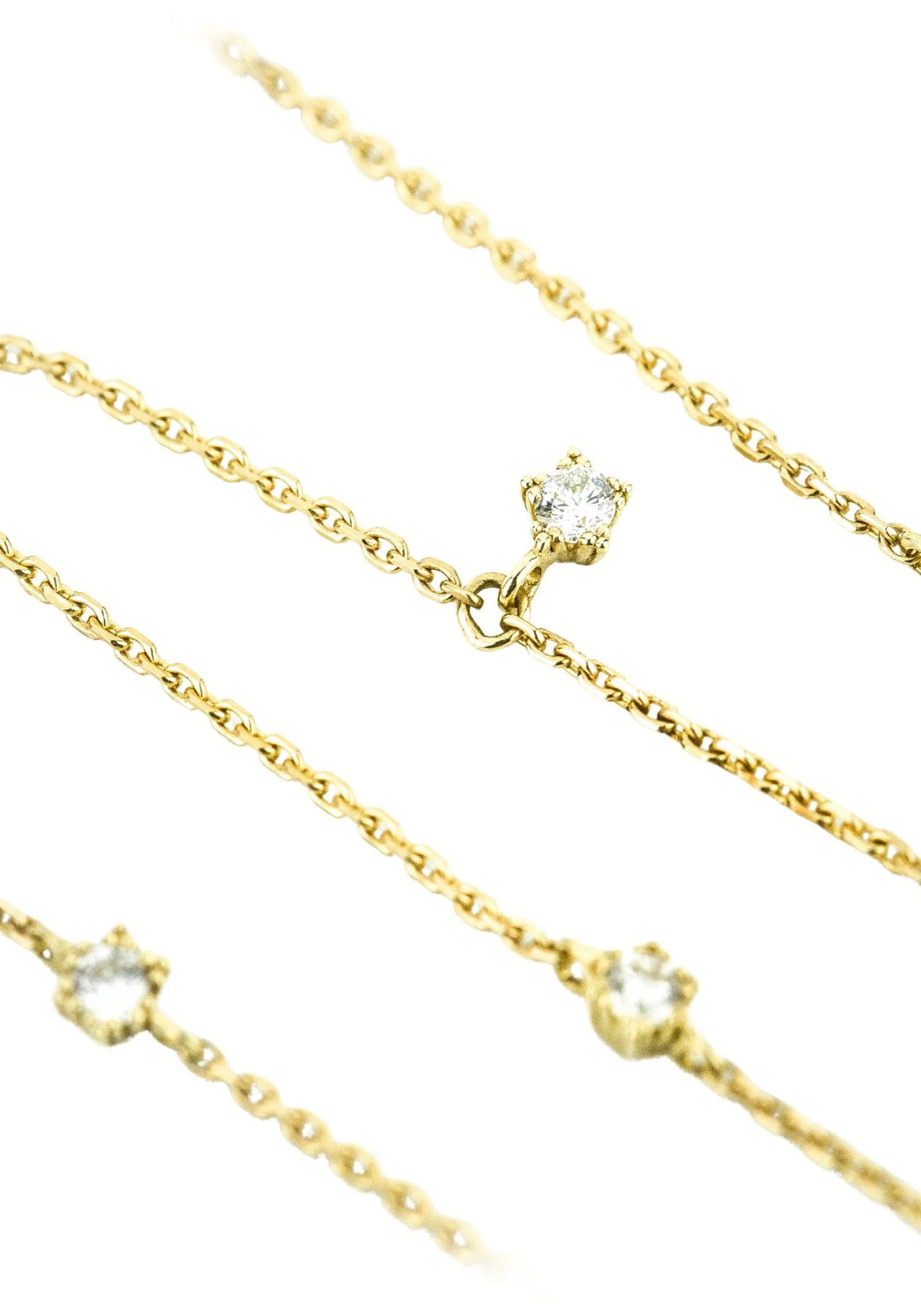Zoom sur les diamants du collier en or jaune Rosa Maïtea pour femme de chez Rosa Maïtea
