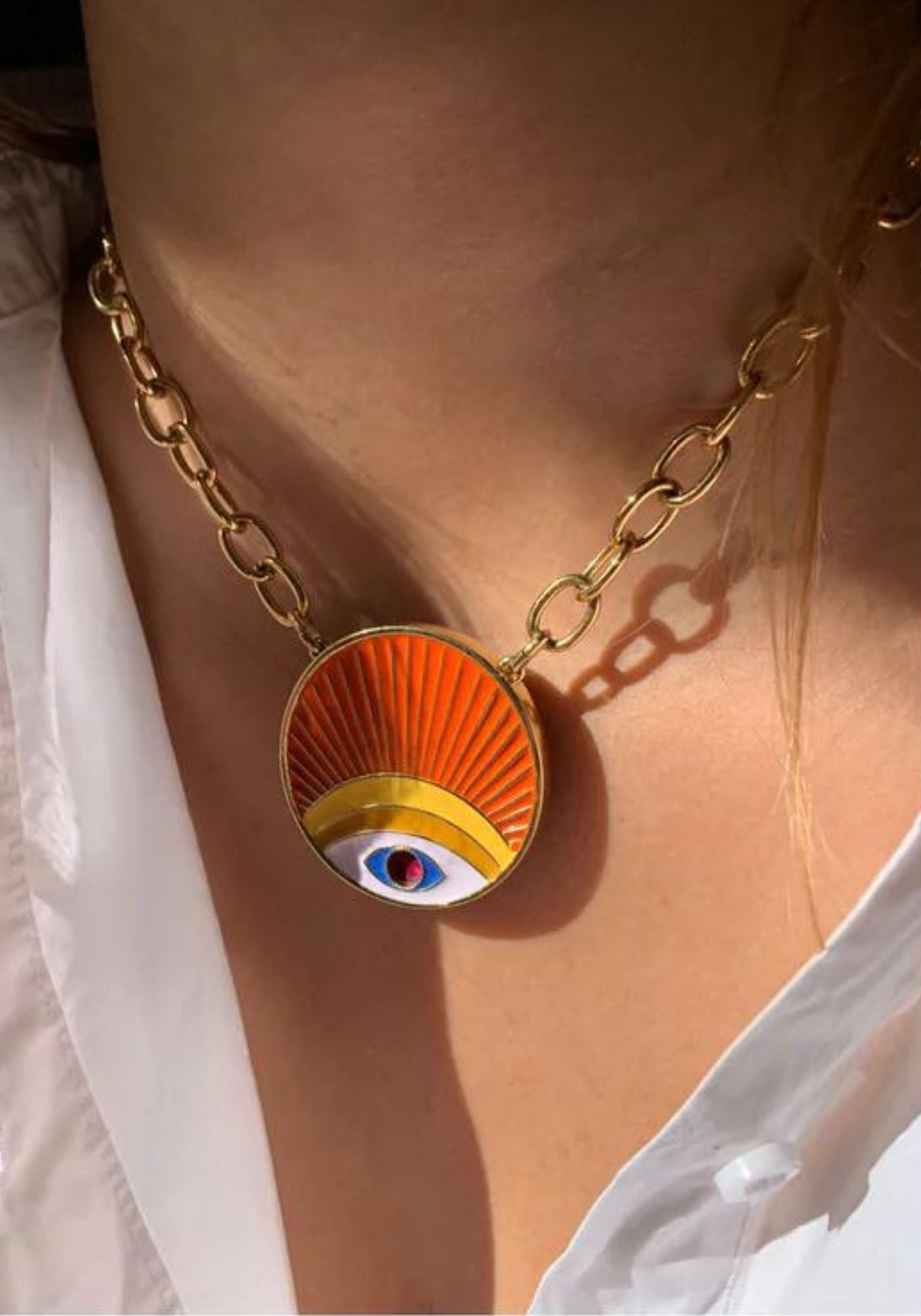 La femme porte le collier The Eye Wheel de chez Maison 77 