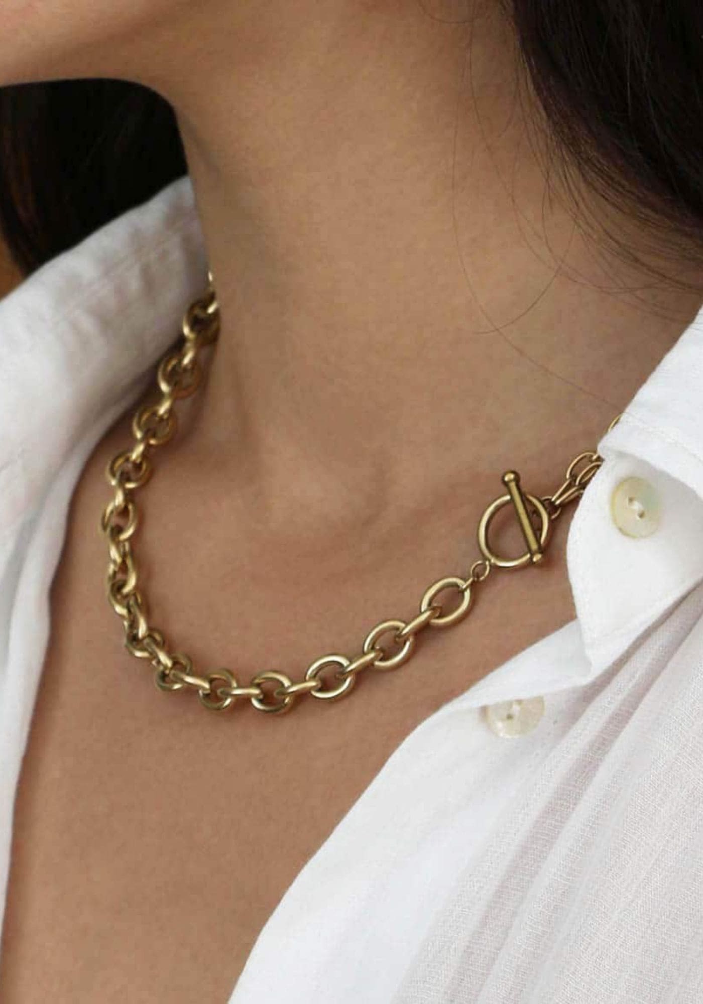 Femme qui porte le collier Rosalie en or.
