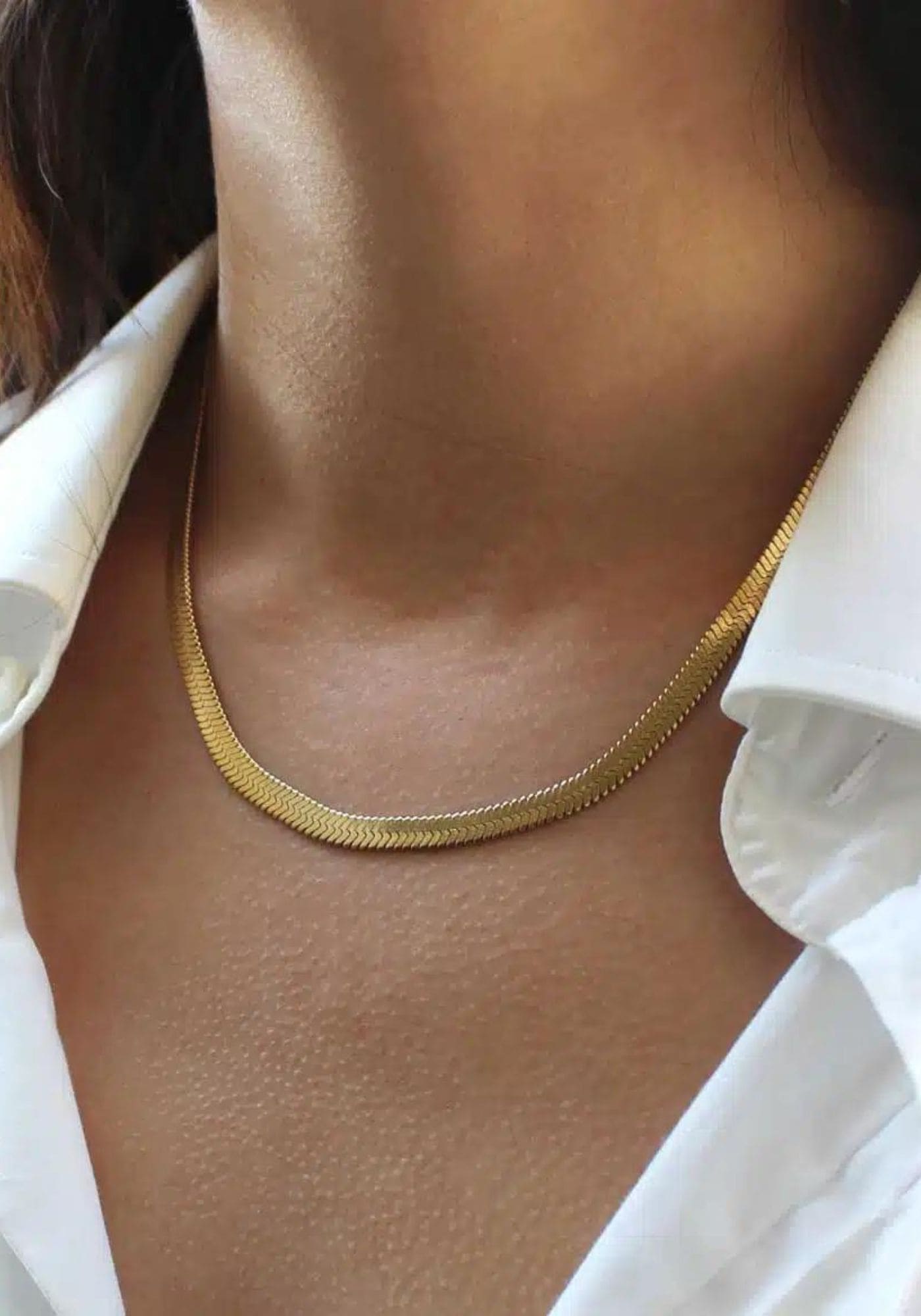 La femme porte le collier Leto or de chez Caprice Paris