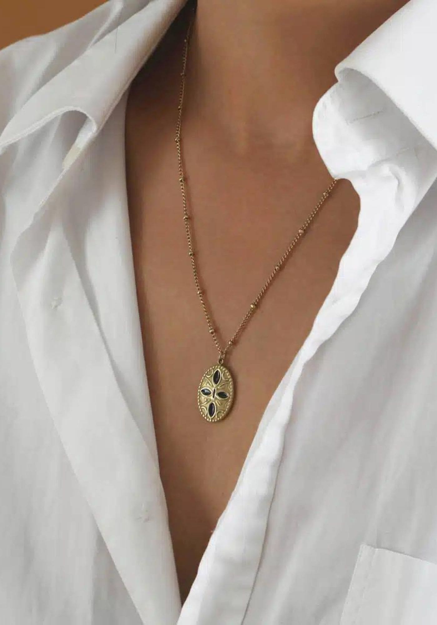 La femme porte le collier Sol de chez Caprice Paris