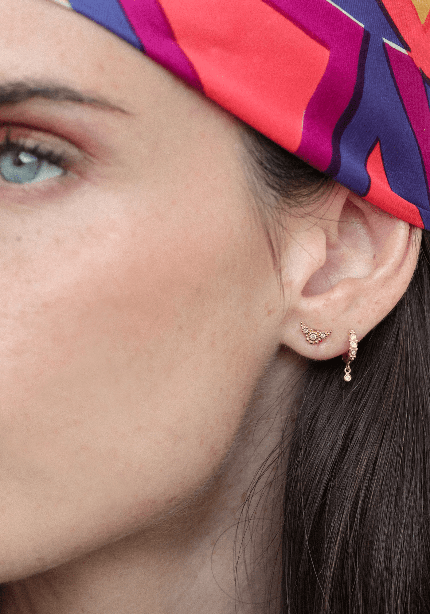 La femme porte la Créole Susie Pampille en or jaune au niveau du deuxième trou de chez Angèle Brousse