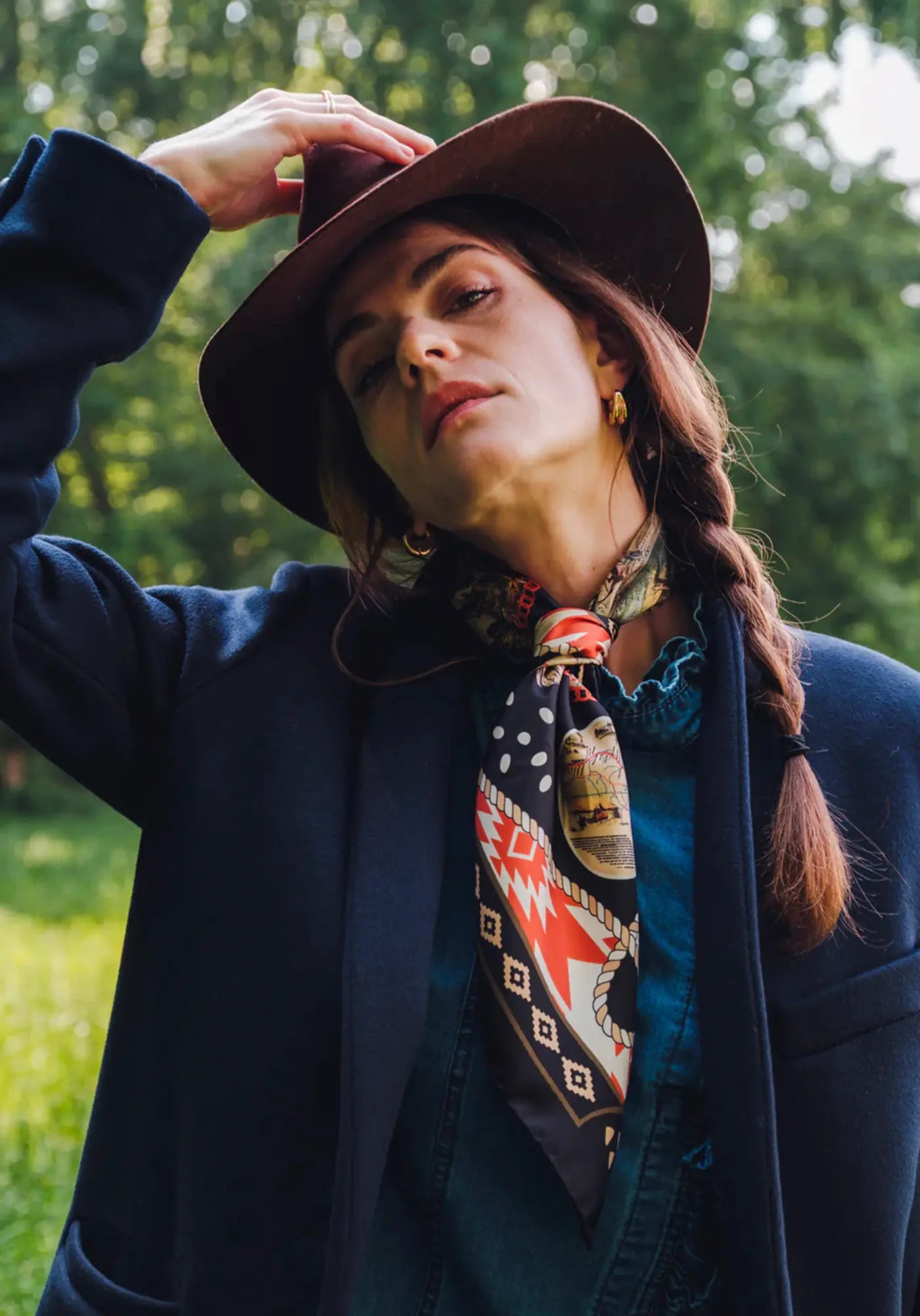 La femme porte le foulard dusty west silk 70 black de chez Antan Créations