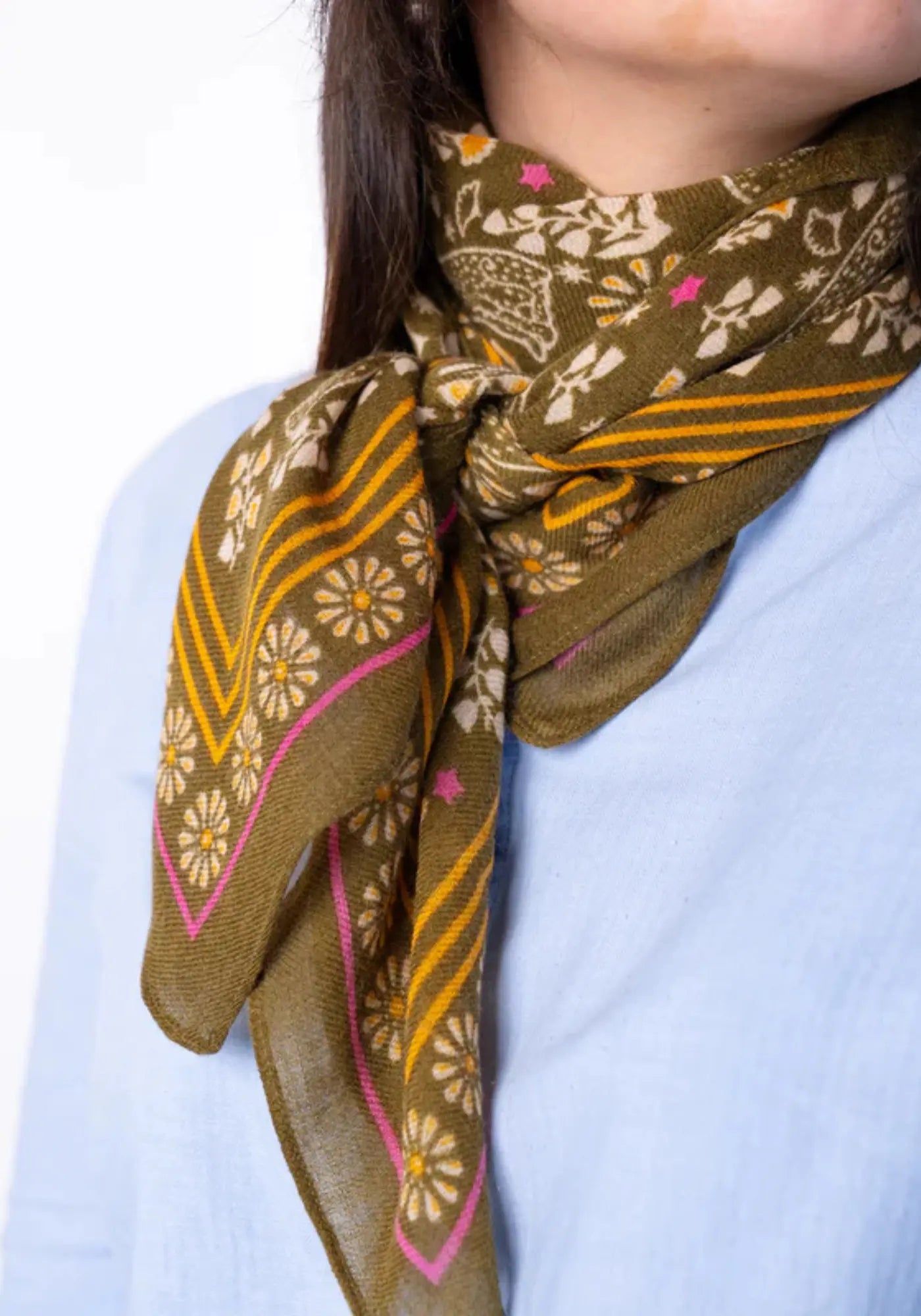 La femme porte le foulard 100% laine Constance couleur kaki de chez Billybelt