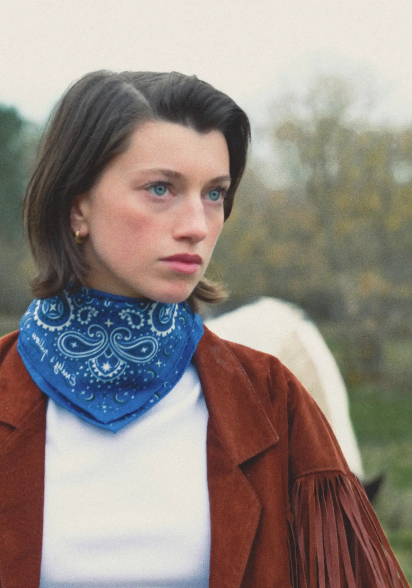 Le foulard bandana pure soie bleu de chez Emily's Pillow