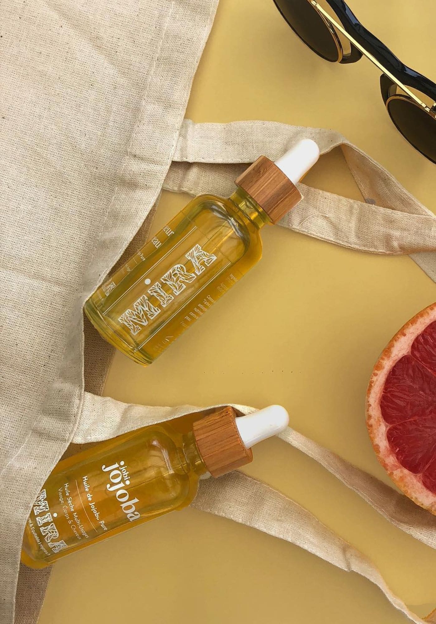 Huile de jojoba de 50 m de chez Miral à côté d'un tote bag