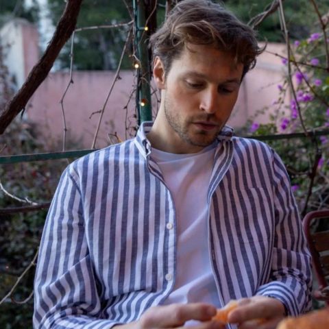 L'homme porte une chemise rayée beu et blanc de chez Jaqk